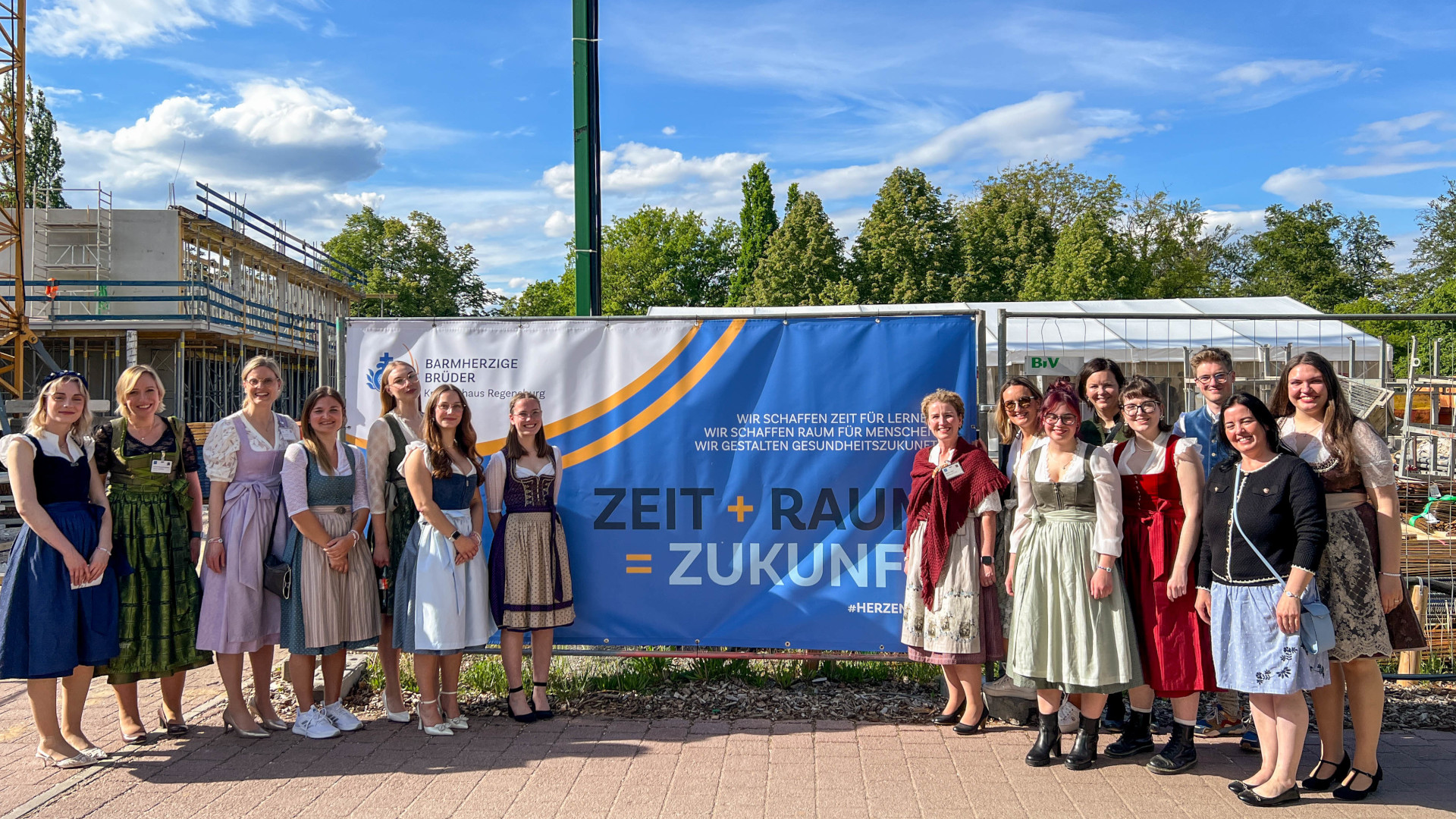 Zeit + Raum = Zukunft: Schulleitungen, Lehrkräfte und Auszubildende freuen sich schon auf den Neubau und das gemeinsame Lernen im neuen Bildungszentrum der Barmherzigen Brüder Regensburg.