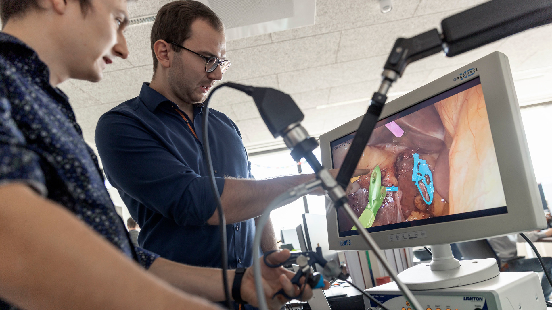 Minimalinvasive Operationen im Fokus: An der OTH Regensburg wird KI entwickelt, die Abläufe im Operationssaal analysieren und künftig unterstützen kann. 