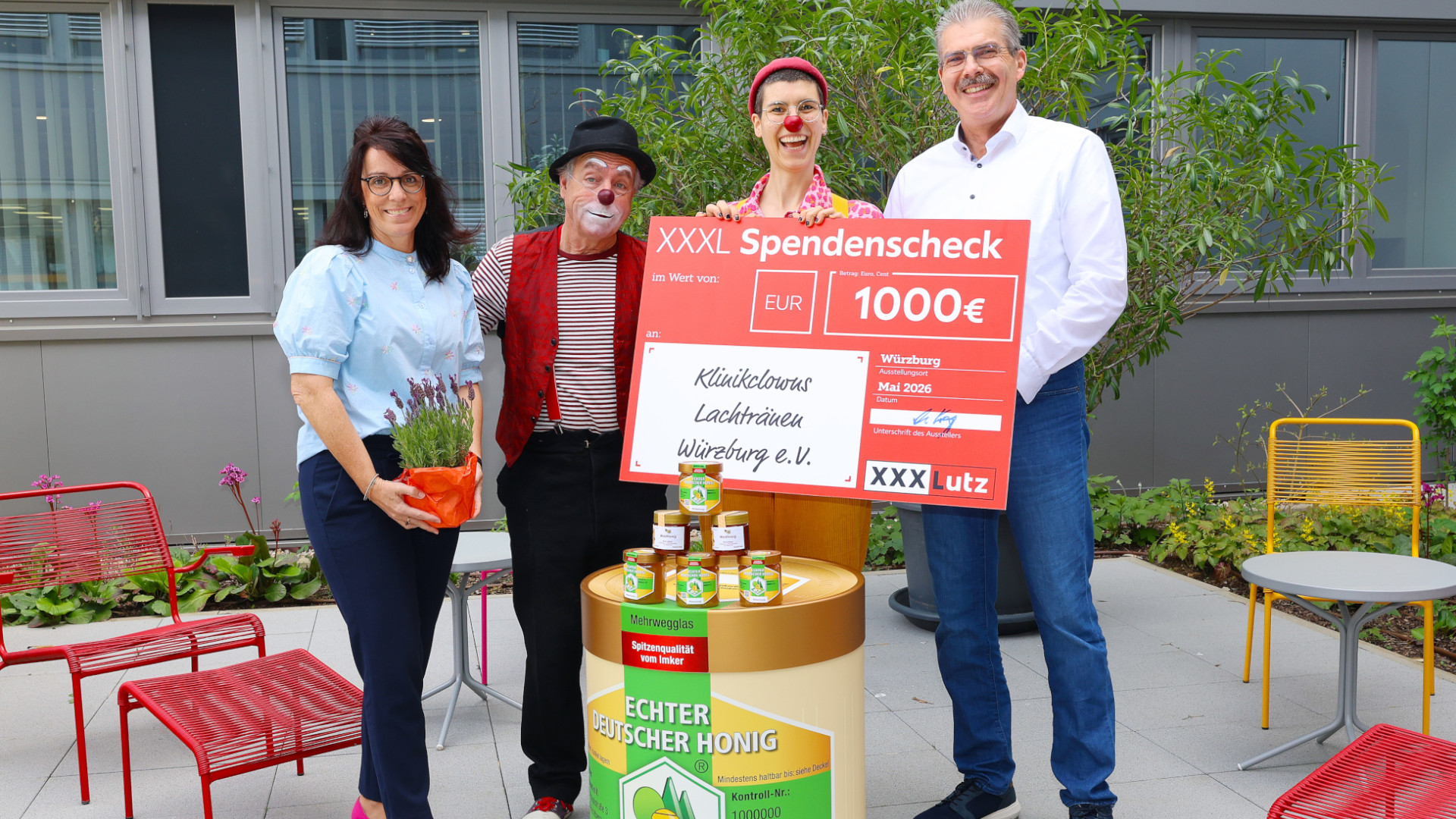Martin Kohlhepp und Gabriele Leibold von XXXLutz übergaben die Spende an die Würzburger Klinikclowns Jojo und Sunny vom Verein „Lachtränen“.