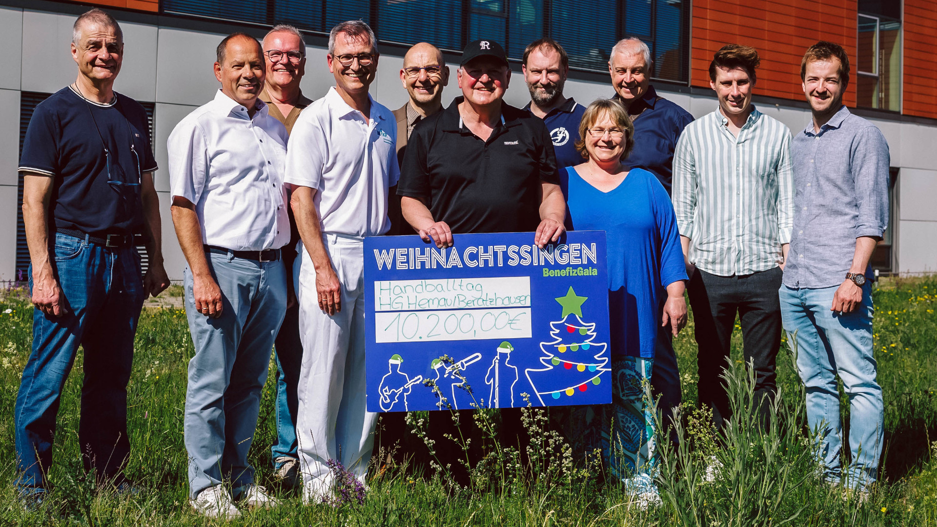 Auf dem Bauplatz des Projekts „Franzi" am Universitätsklinikum Regensburg (UKR) fand die feierliche Scheckübergabe statt: Stolze 10.200 Euro wurden im April bei einem Handball-Event der HG Hemau/Beratzhausen in der Hemauer Tangrintelhalle gesammelt.