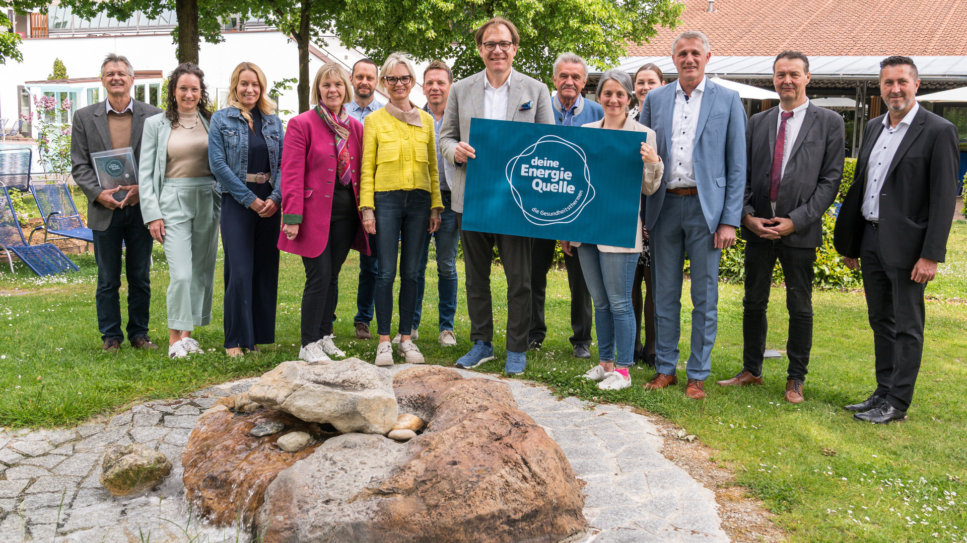 Gemeinsam für die neue Qualitätsmarke „deine Energiequelle – die Gesundheitsthermen“: v.l. Franz Bauer (Operativer Werkleiter Limes-Therme Bad Gögging), Corinna Pippirs (European Campus Rottal-Inn), Barbara Hasenberger (Operative Werkleiterin Europa Therme Bad Füssing), Dagmar Feicht (1. Bürgermeisterin Bad Birnbach), Andreas Wagner (Kurverwaltung Bad Birnbach), Cornelia Wasner-Sommer (Bezirksrätin), Dieter Weinzierl (Tourismusdirektor Bad Griesbach), Dr. Thomas Pröckl (Bezirkstagsvizepräsident), Jürgen Fundke (1. Bürgermeister Stadt Bad Griesbach), Theresa Lorenz (Leitung Kompetenzzentrum Marketing der Thermengemeinschaft), Katrin Landes (Bezirk Niederbayern), Franz Altmannsperger (Geschäftsführer Niederbayerische Thermengemeinschaft), Viktor Gröll (Leiter Kurverwaltung Bad Birnbach), Christian Kampelsberger (Operativer Werkleiter Wohlfühl-Therme Bad Griesbach und Rottal Terme Bad Birnbach)