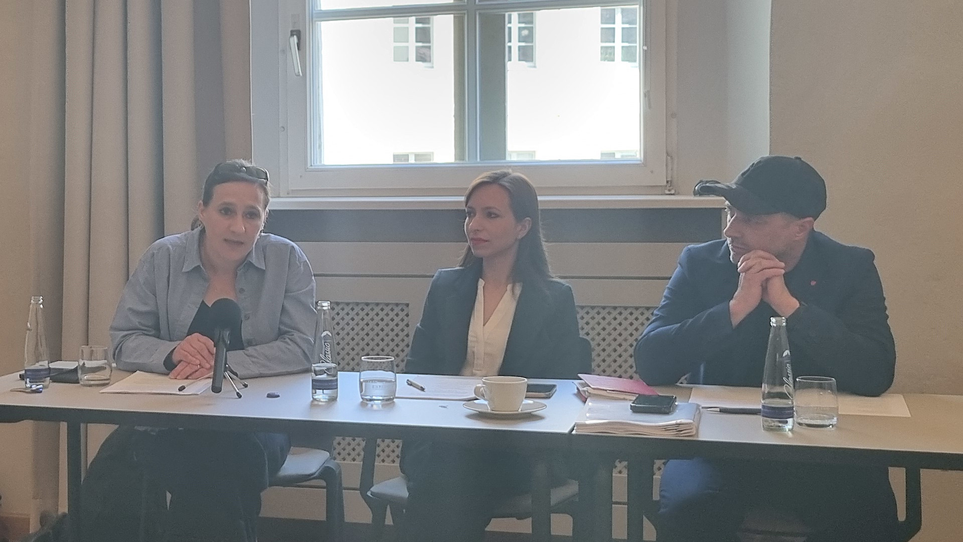 Links: Astrid Lamby bei der Pressekonferenz der Rathauskoalition