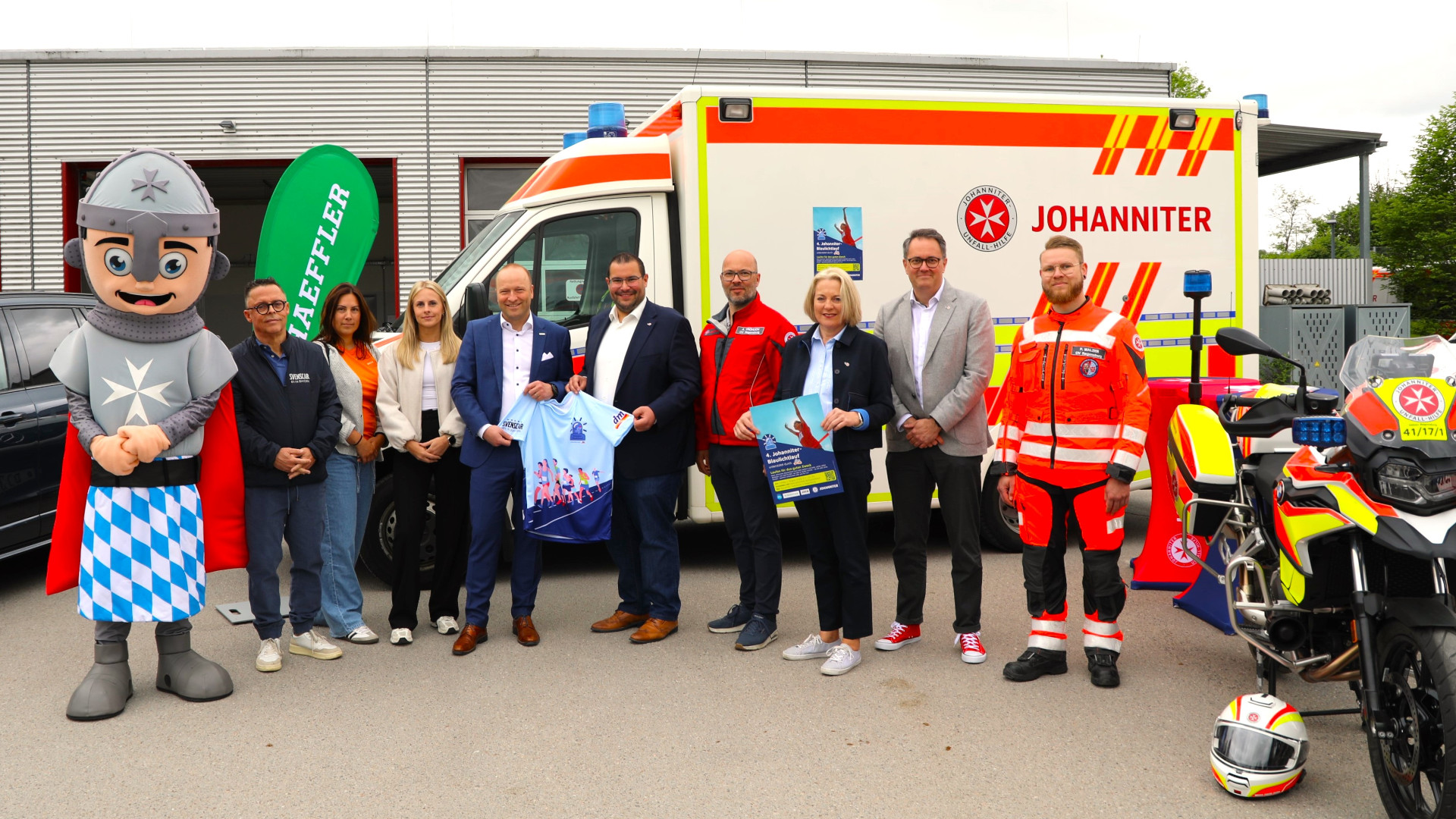 Foto (v.l.n.r.): Dominik Weber (Svenscar), Ramona Lankes (dm), Kathrin Roßberger (dm), André Kühnle (Schaeffler), Tobias Karl (Johanniter Regionalvorstand), Andreas Fröhlich (Ortsbeauftragter Johanniter Regensburg), Claudia Fritsch (Organisationsleiterin Blaulichtlauf), Matthias Walk (Pressesprecher Johanniter), Patrick Malzer (Johanniter Motorradstaffel)