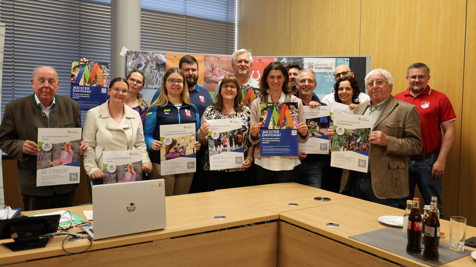 Landrätin Tanja Schweiger (8. v. l) mit den Mitgliedern des Veranstaltungsteams (Cornelia Bubb 3. v. l., Monika Ernst 3. v. r. und Ansprechpartnerin der Sportmeisterschaften Andrea Zeller 6. v. l.) bei der Vorstellung der neuen Termine der Sportmeisterschaften mit den Organisatoren der Landkreismeisterschaften (v. l.): Harald Bauer und Corinna Kraus (Tennis), Sabine und Sebastian Humbs, Gauschützenmeister Alexander Huber (Sportschießen), Christoph Heininger und Ralf Ende (Ski Alpin und Snowboard), Joachim Hertkorn  und Markus Weinzierl (Cyclo-Cross), Max Uhl (Vielseitigkeitsreiten). 