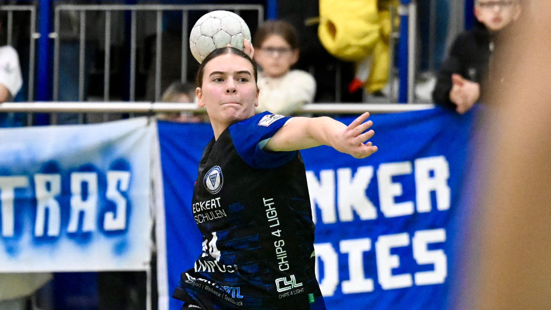 #44 Rückraumspielerin Melina Hahn in einer typischen Bewegung mit langer „Flugphase" vor dem Torabschluss