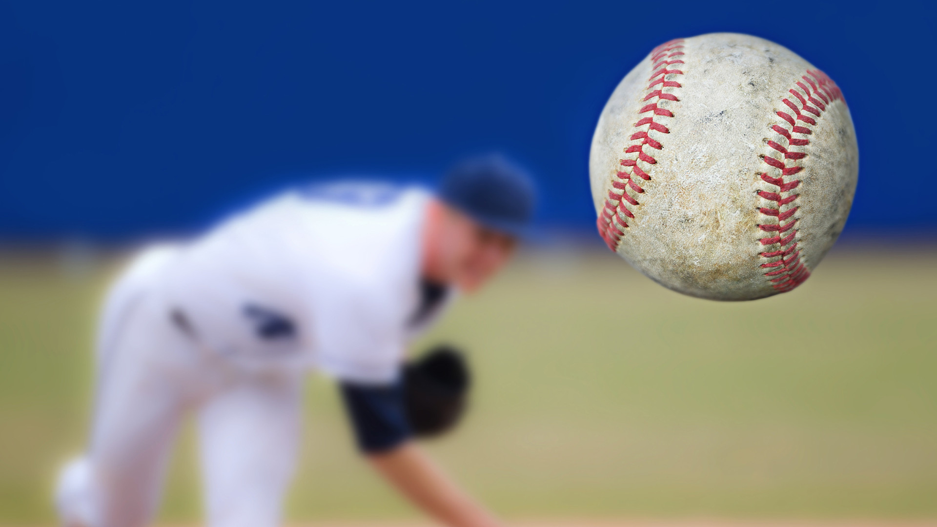 Symbolbild: Mann wirft Baseball