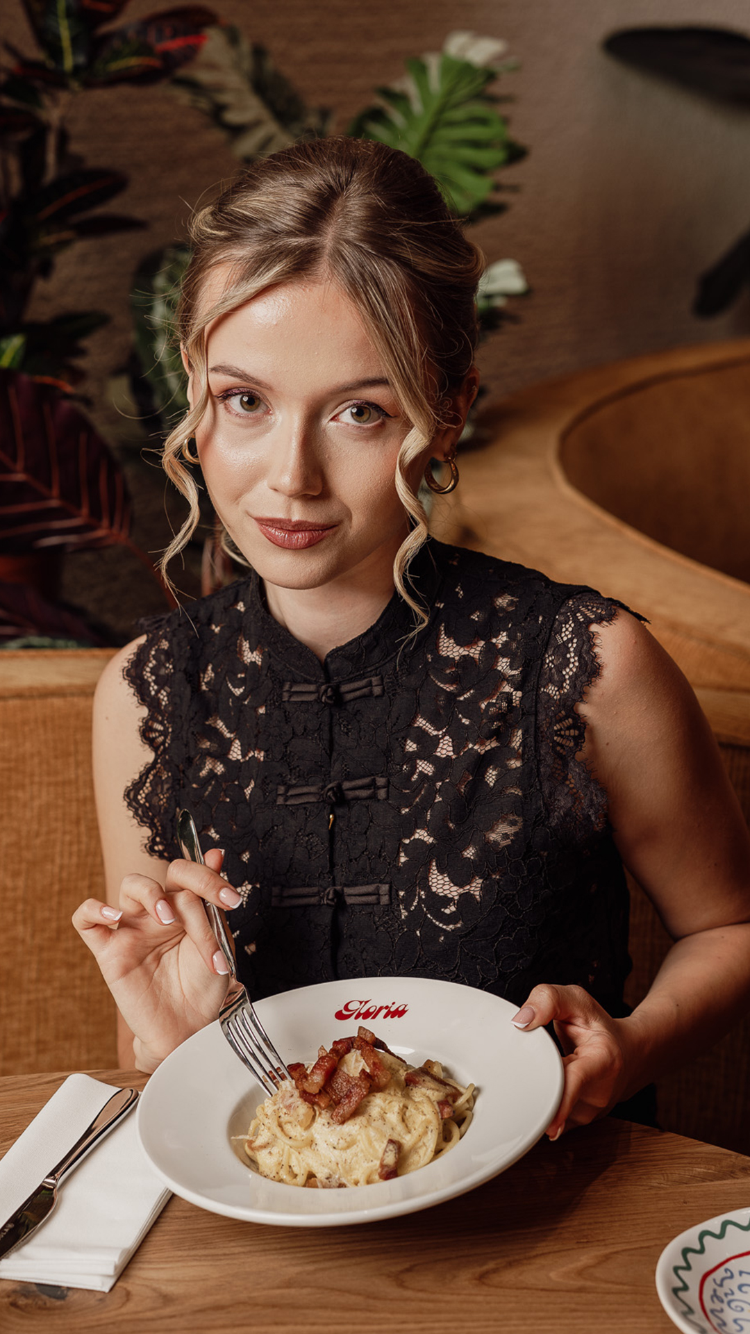Model Karo beim FASHION & LIFESTYLE-Shooting in der neuen Gloria Trattoria
