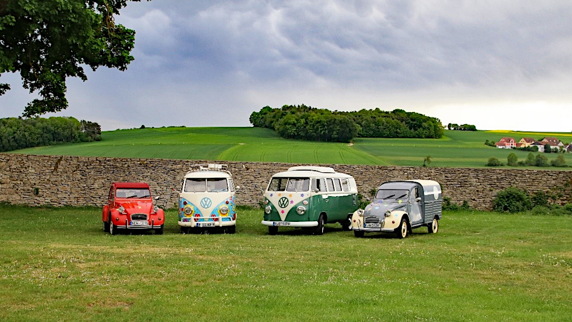 Autos stehen am Adlersberg