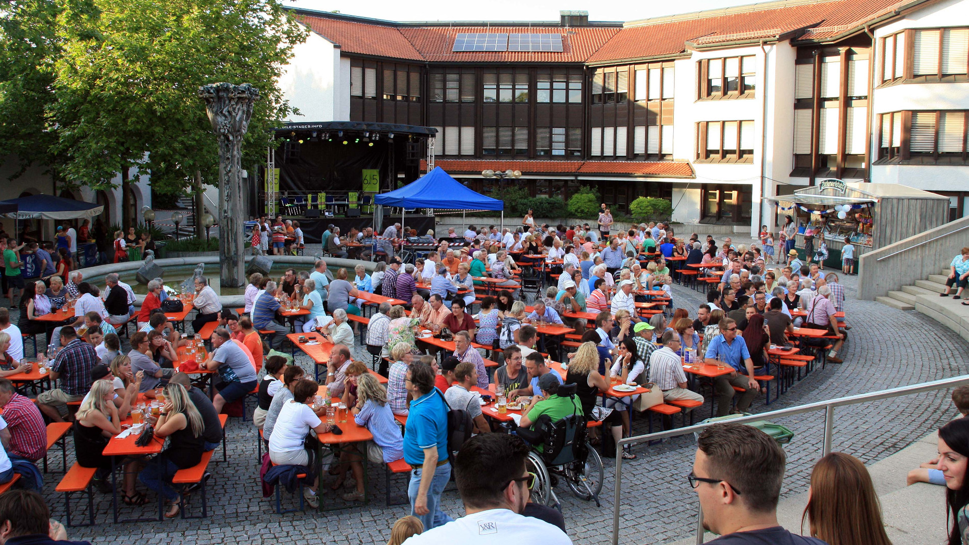 Menschen auf dem Bürgerfest Neutraubling