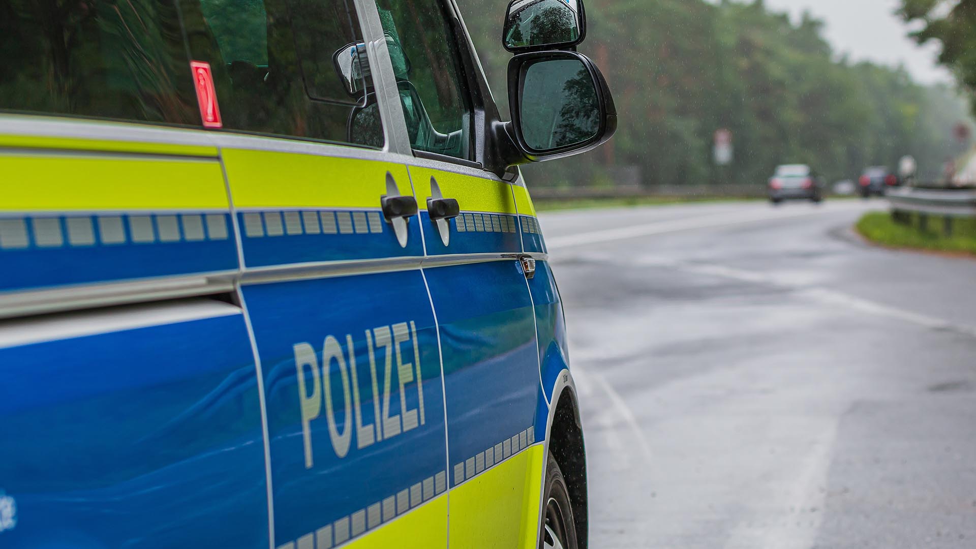 Streifenwagen der Polizei auf nasser Fahrbahn
