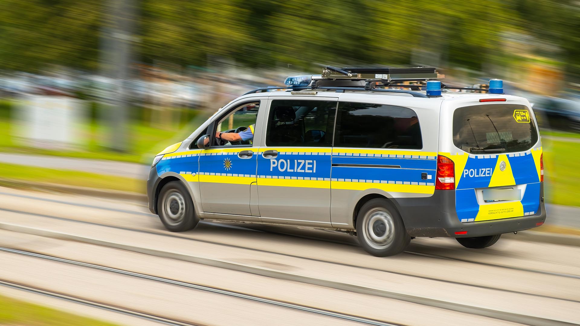 Streifenwagen der Polizei während der Fahrt