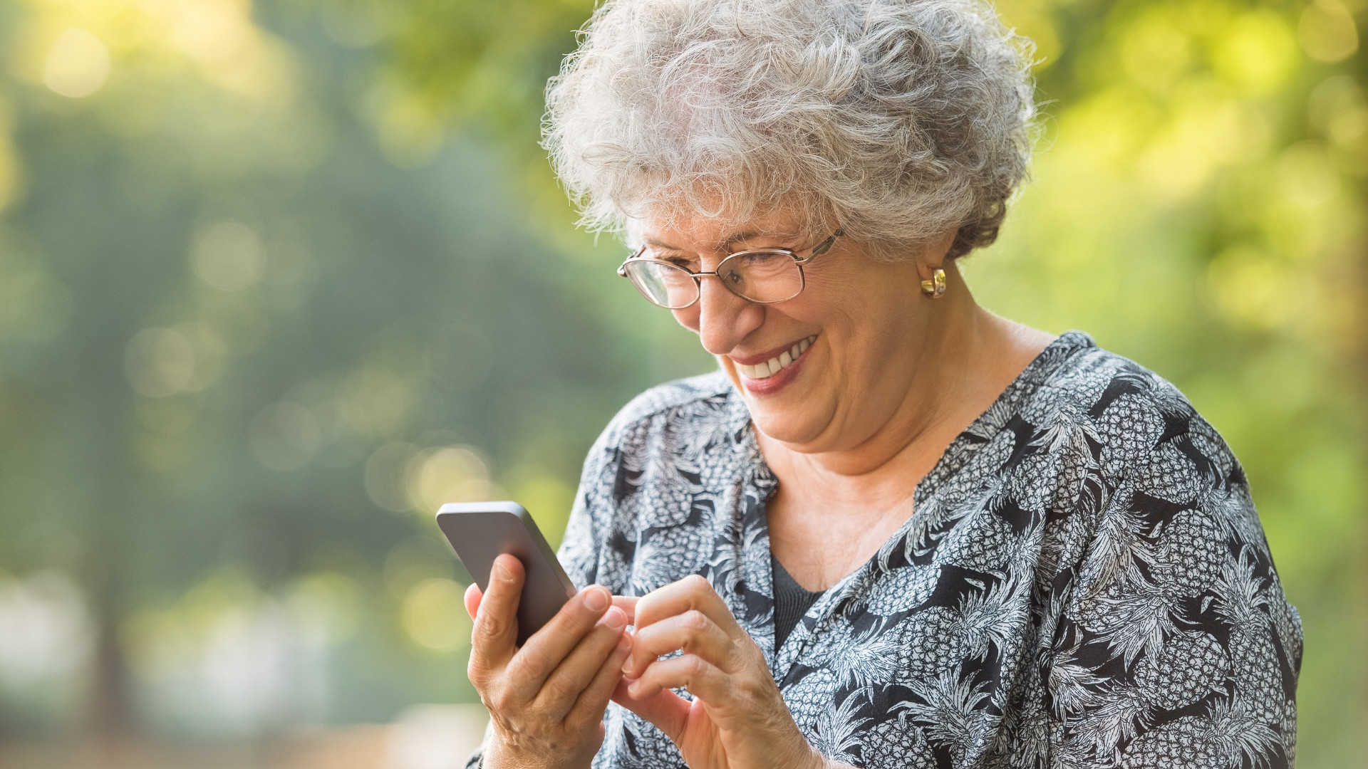 Mit-Smartphone-und-Tablet-sicher-umgehen-Digitalkompetenz-f-r-Senioren-im-Landkreis-st-rken