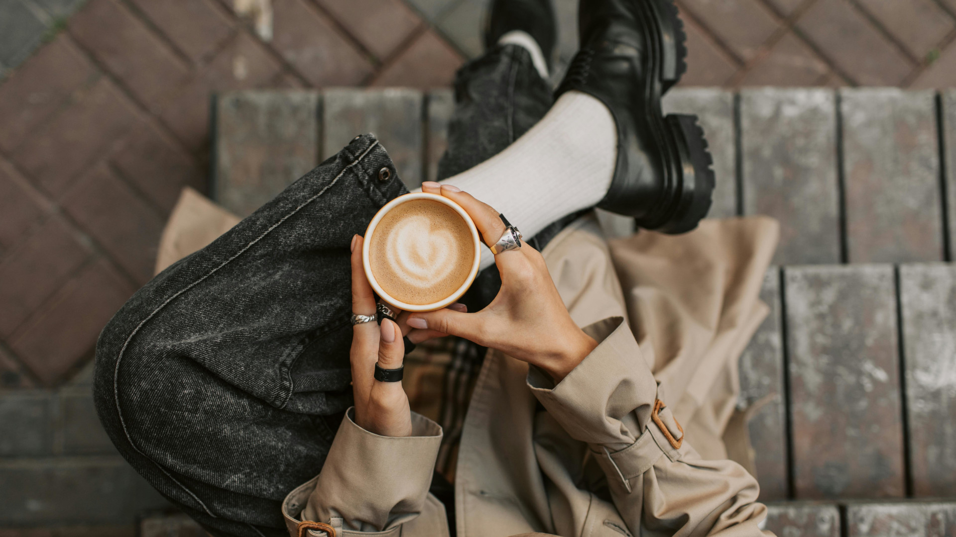 Symbolbild: Frau genießt ihren Kaffee