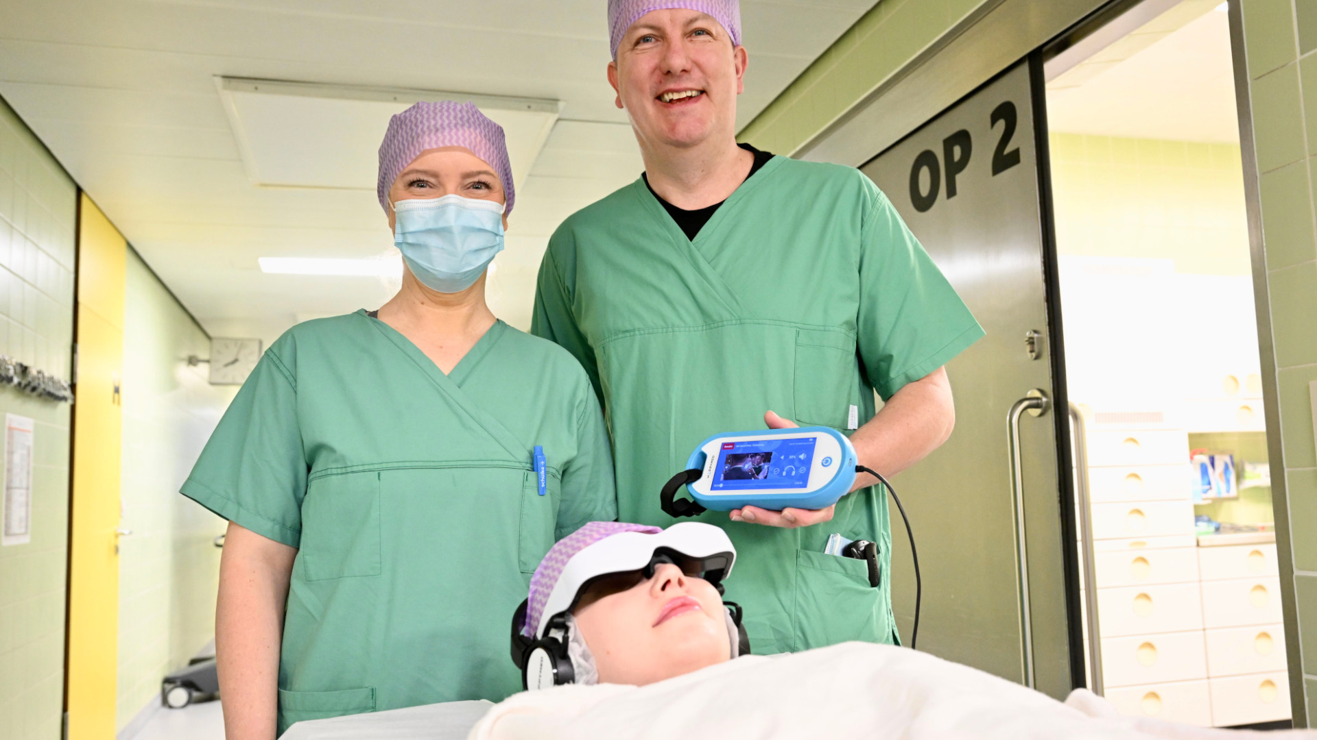 Dr. Markus Schmola, Chefarzt der Abteilung für Anästhesiologie und Intensivmedizin im Caritas-Krankenhaus St. Lukas in Kelheim (rechts), präsentiert zusammen mit einer Anästhesie-Fachkraft die Videobrille im simulierten Einsatz.