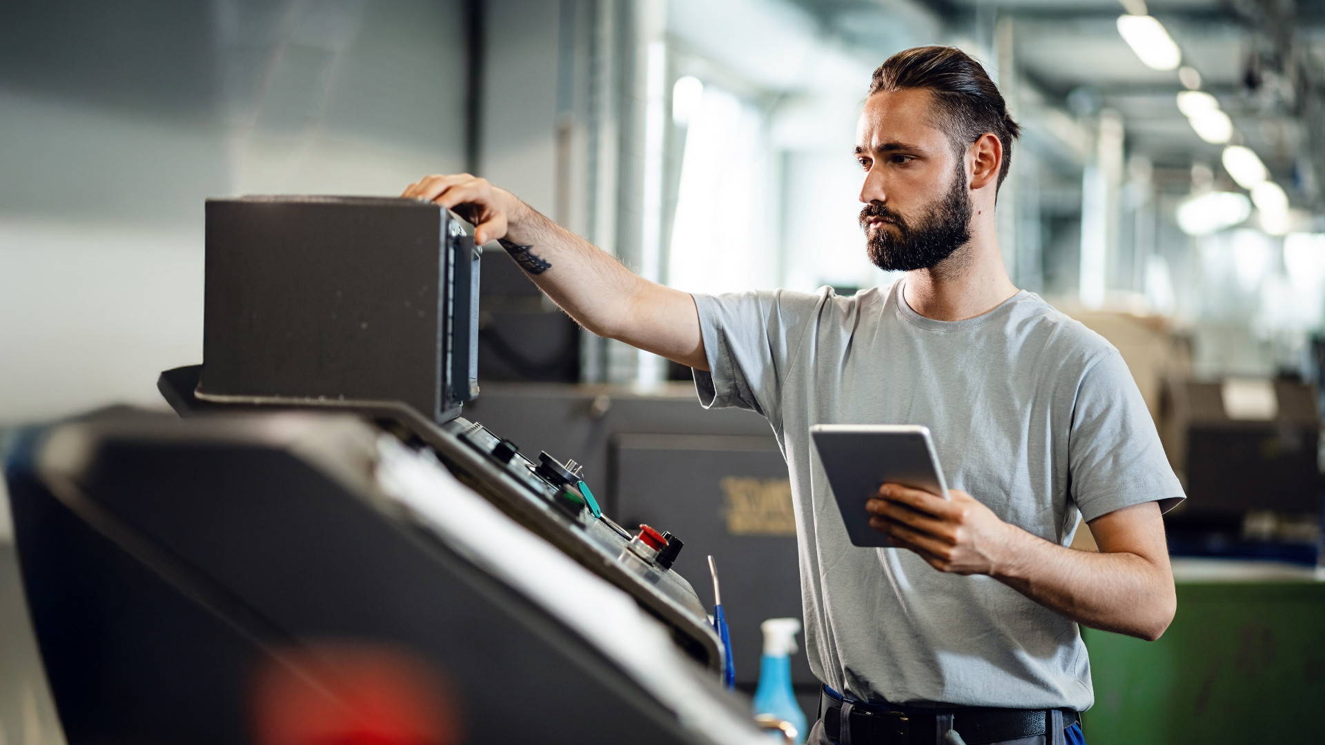 Leichte Bauteile für Elektroautos, Rotorblätter für Windkraftanlagen, Komponenten für Wasserstofftechnologien oder hochpräzise medizinische Anwendungen: Moderne Kunststoffe und Faserverbundwerkstoffe zählen zu den Schlüsseltechnologien der industriellen Transformation.