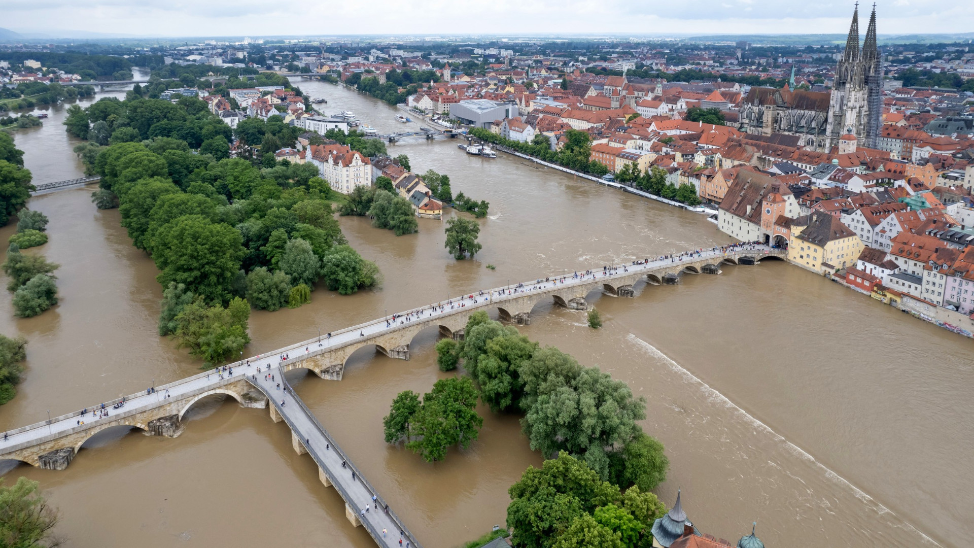 Ein Blick von oben auf die Steinerne Brücke und die hohen Fluten der Donau