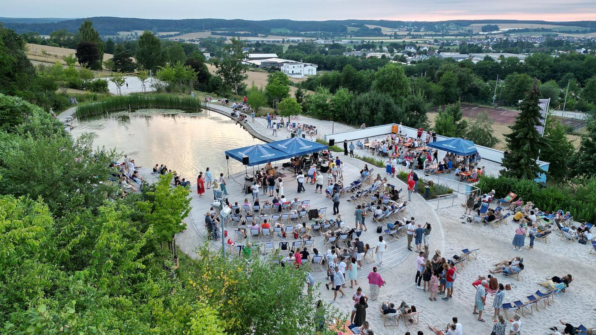Vor traumhafter Kulisse erwarten die Gäste auch 2026 wieder besondere Sommerabende am Eckert Beach.