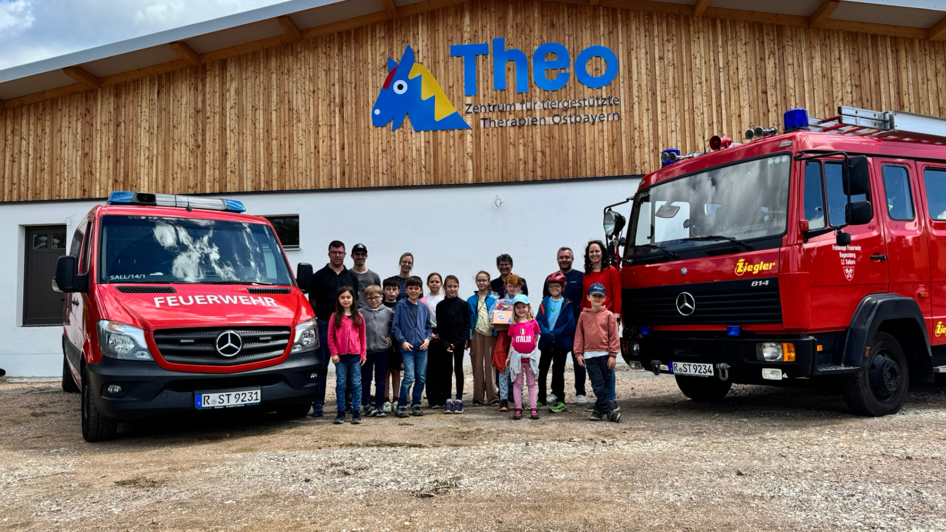 Kinderfeuerwehr-Sallern-erlebt-Therapietiere-hautnah-bei-Theo-Ostbayern