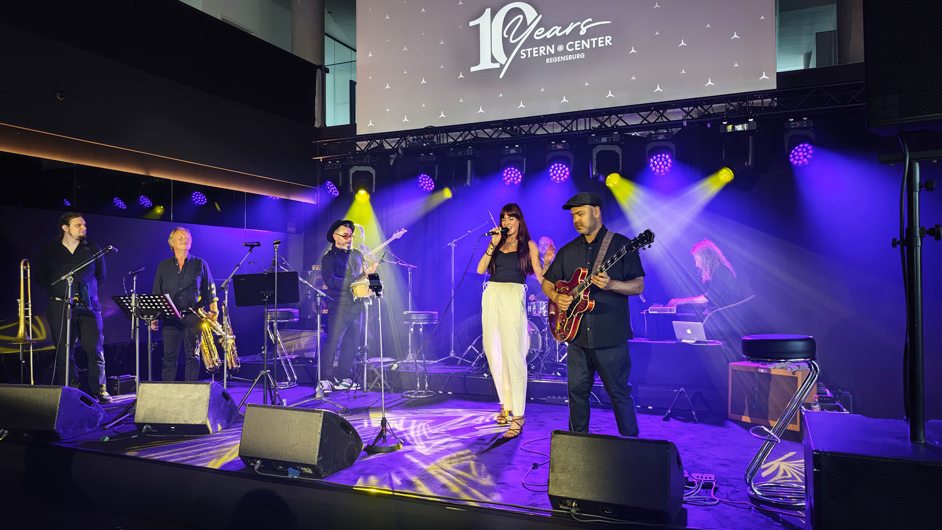 10 jahre stern center regensburg jubilaeum mit blick in die automobile zukunft 13