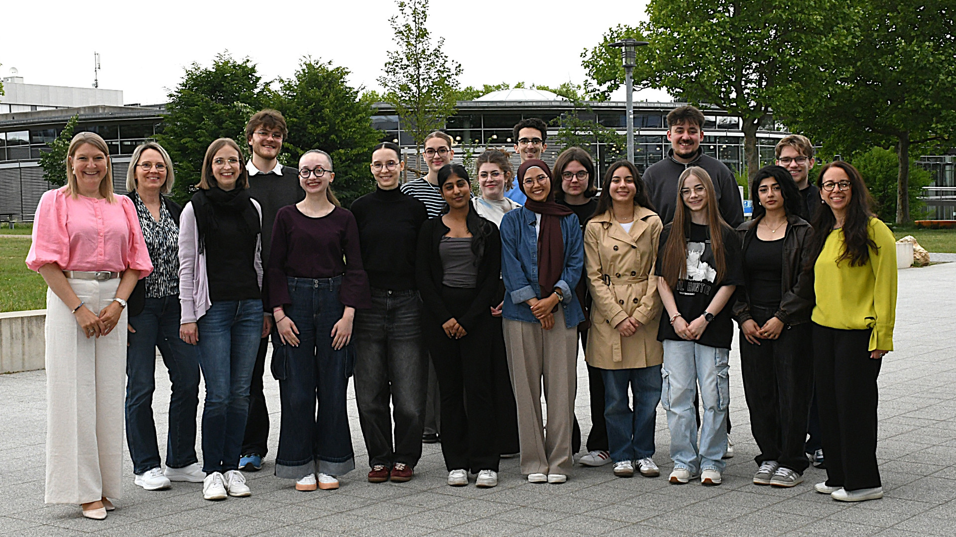 Die Stipendiatinnen und Stipendiaten mit Programmleiterin Nora Youssef (rechts), Vizepräsidentin Prof. Dr. Carina Braun (links) sowie Andrea Stelzl (2. von links) und Kathrin Köpf (3. von links) vom Student Lifecycle Center der OTH Regensburg.
