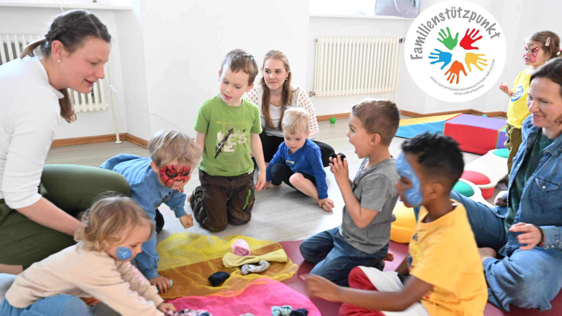  In den Familienstützpunkten im Landkreis Regensburg finden Eltern und Kinder Raum für Begegnung, Austausch und gemeinsame Erlebnisse.