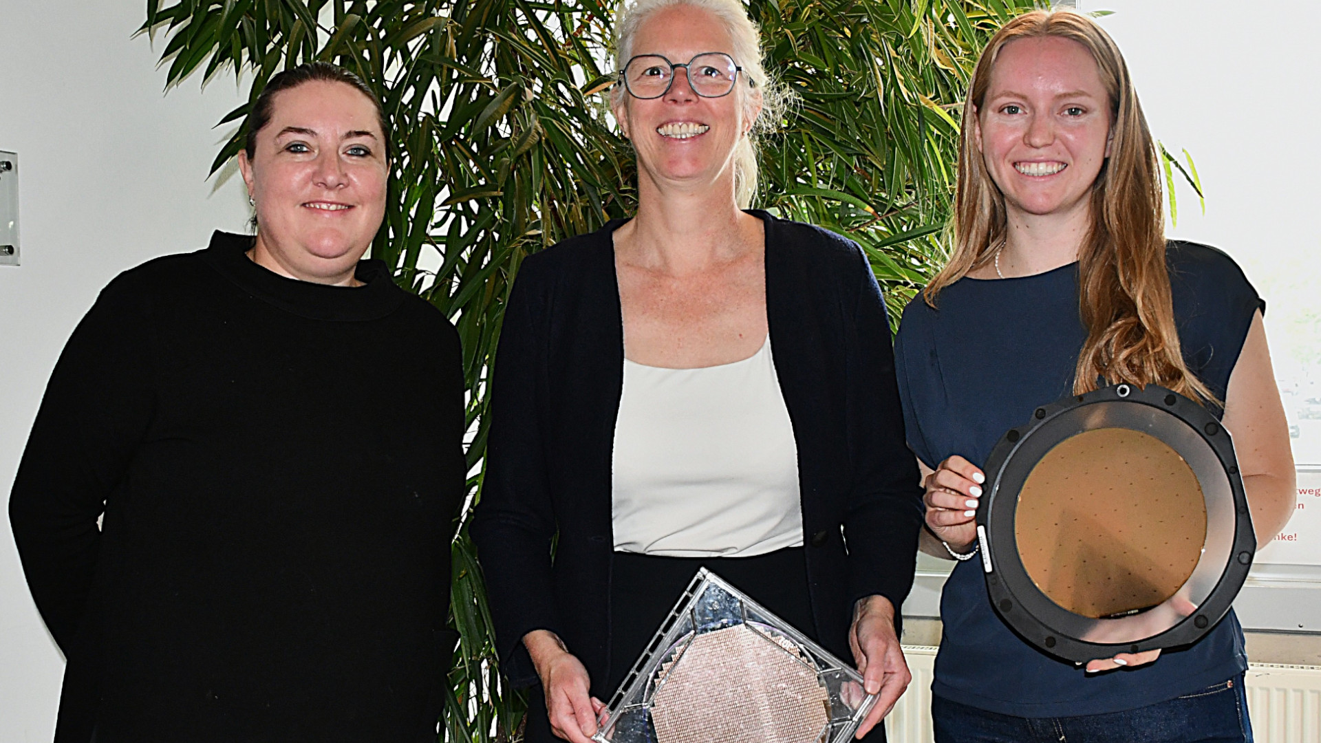 : Die Zukunft im Blick – und im wahrsten Sinne in der Hand: Gudrun Seebauer (von links), Prof. Dr. Corinna Kaulen und Lina Krug präsentieren Wafer aus der Halbleitertechnologie, einem zentralen Schwerpunkt des neuen Förderprojekts an der OTH Regensburg. 