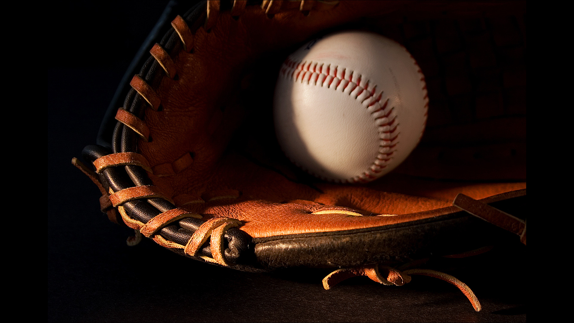 Symbolbild: Baseball-Handschuh mit Ball