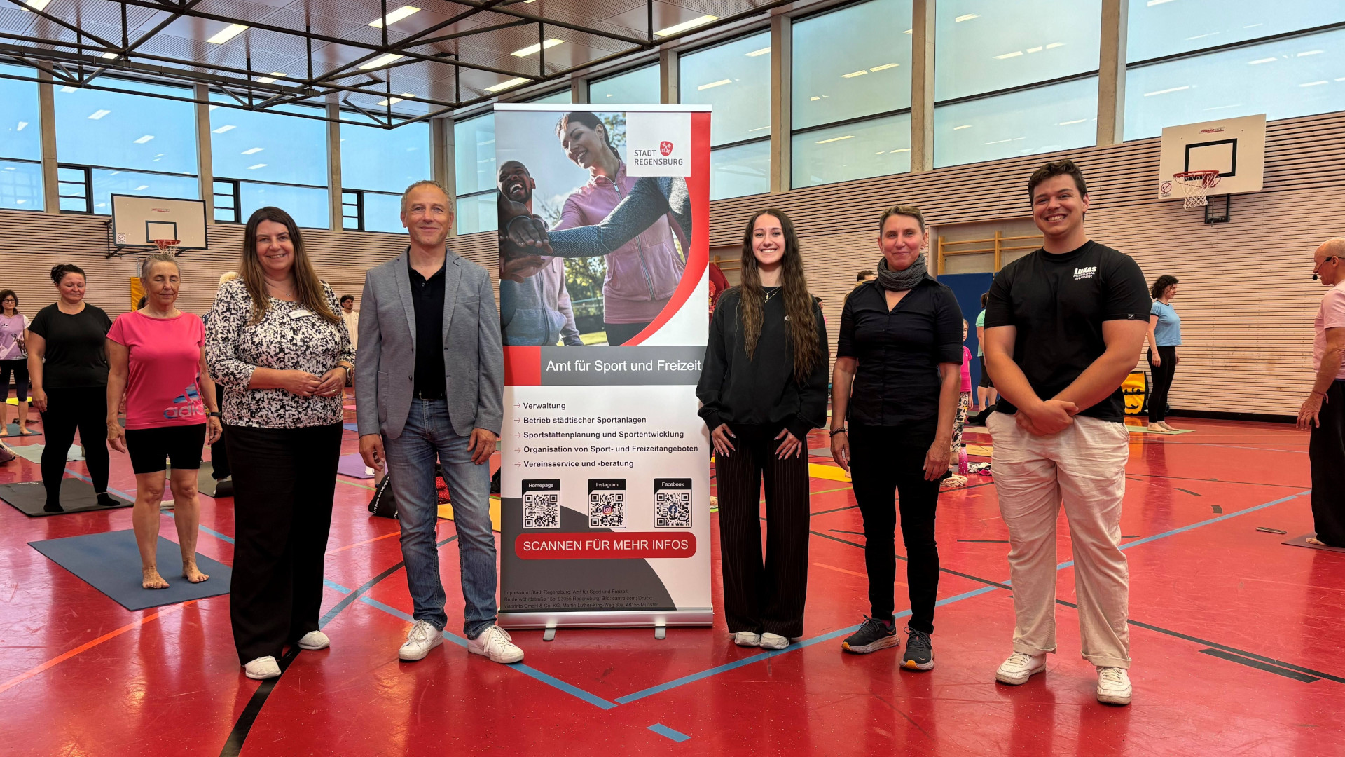Yoga-unter-freiem-Himmel-Burgweinting-goes-Fit-begeistert-zum-Saisonauftakt