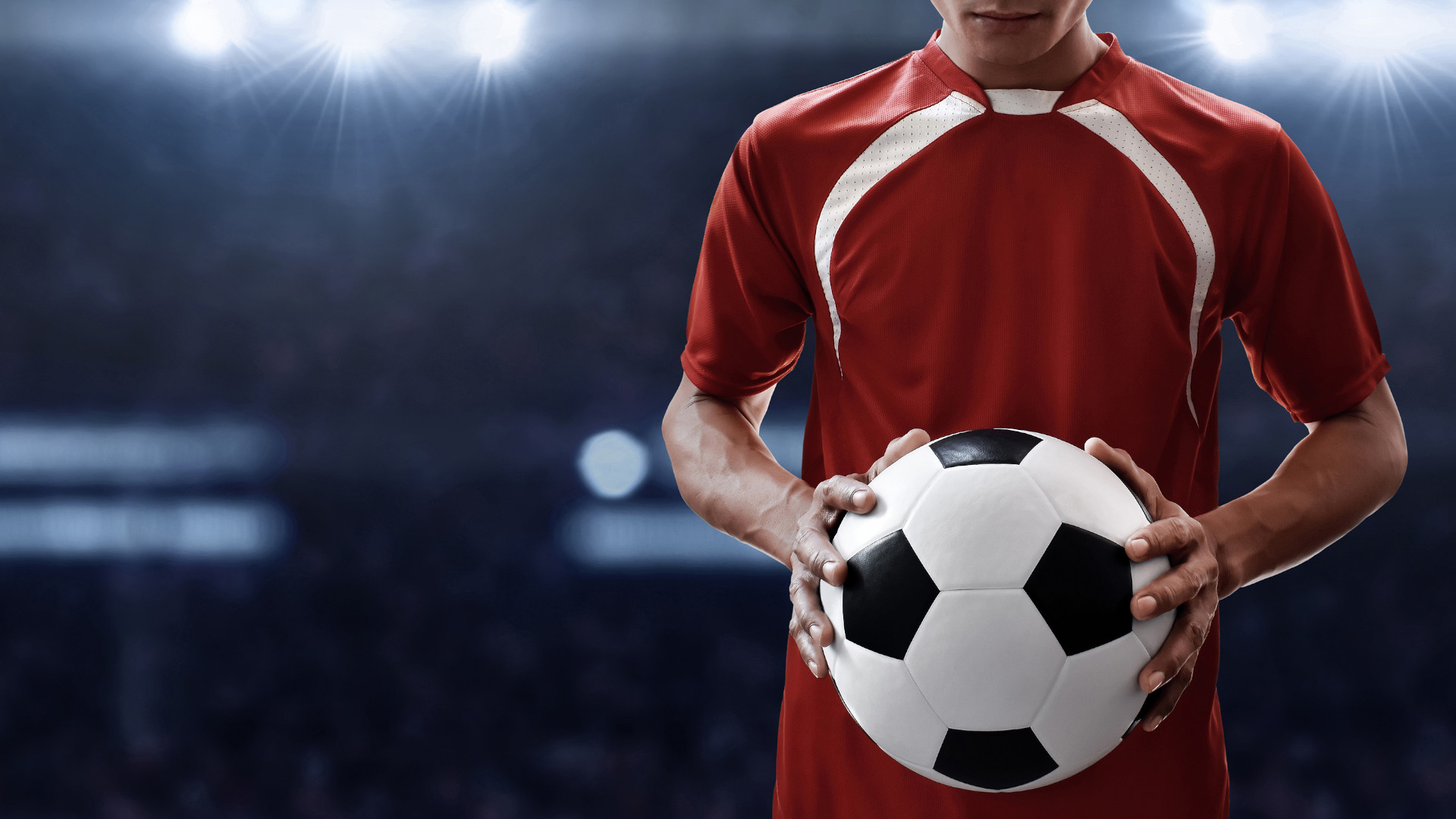 Symbolbild: Mann mit Fußball in der Hand