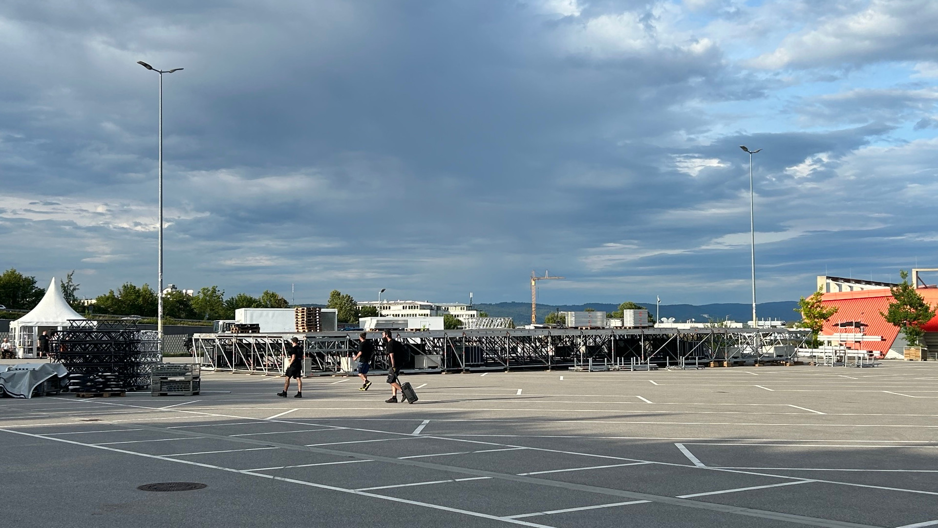 Bühnenaufbau am Jahnstadion