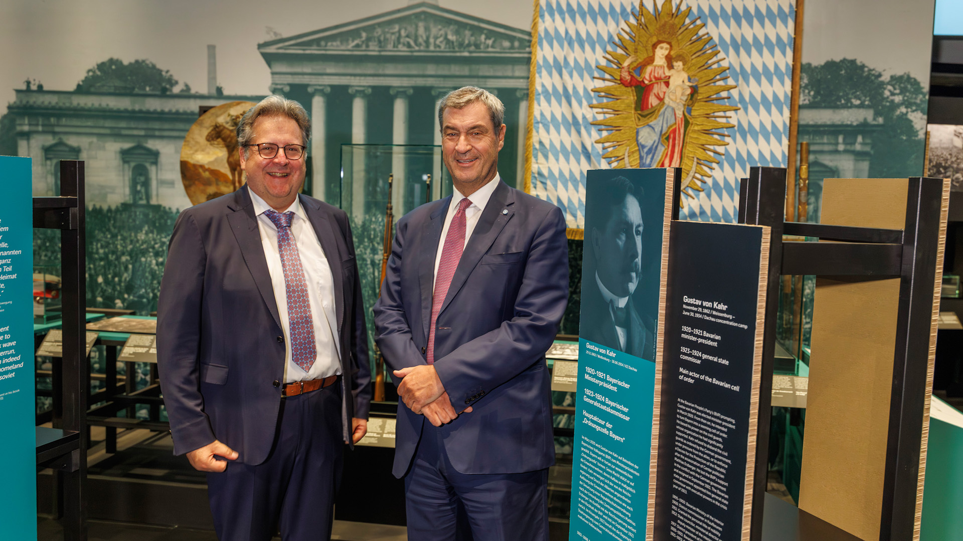 Markus Söder beim Rundgang durch die eröffnete Bayernausstellung „Brennpunkt Bayern" mit dem Direktor des Hauses der Bayerischen Dr. Richard Loibl