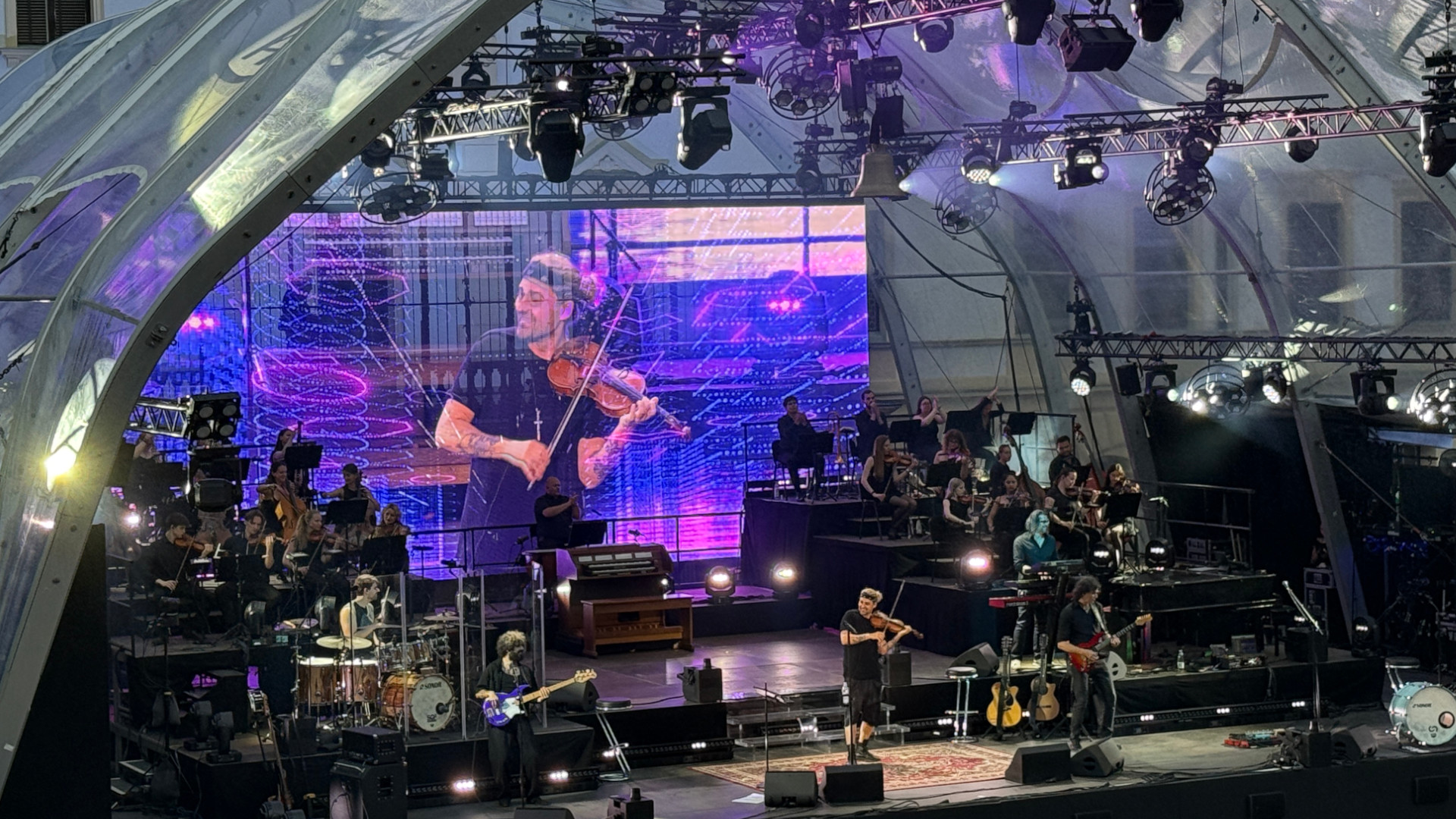 Wenn-die-Geige-den-Regen-bert-nt-David-Garrett-begeistert-bei-den-Regensburger-Schlossfestspielen
