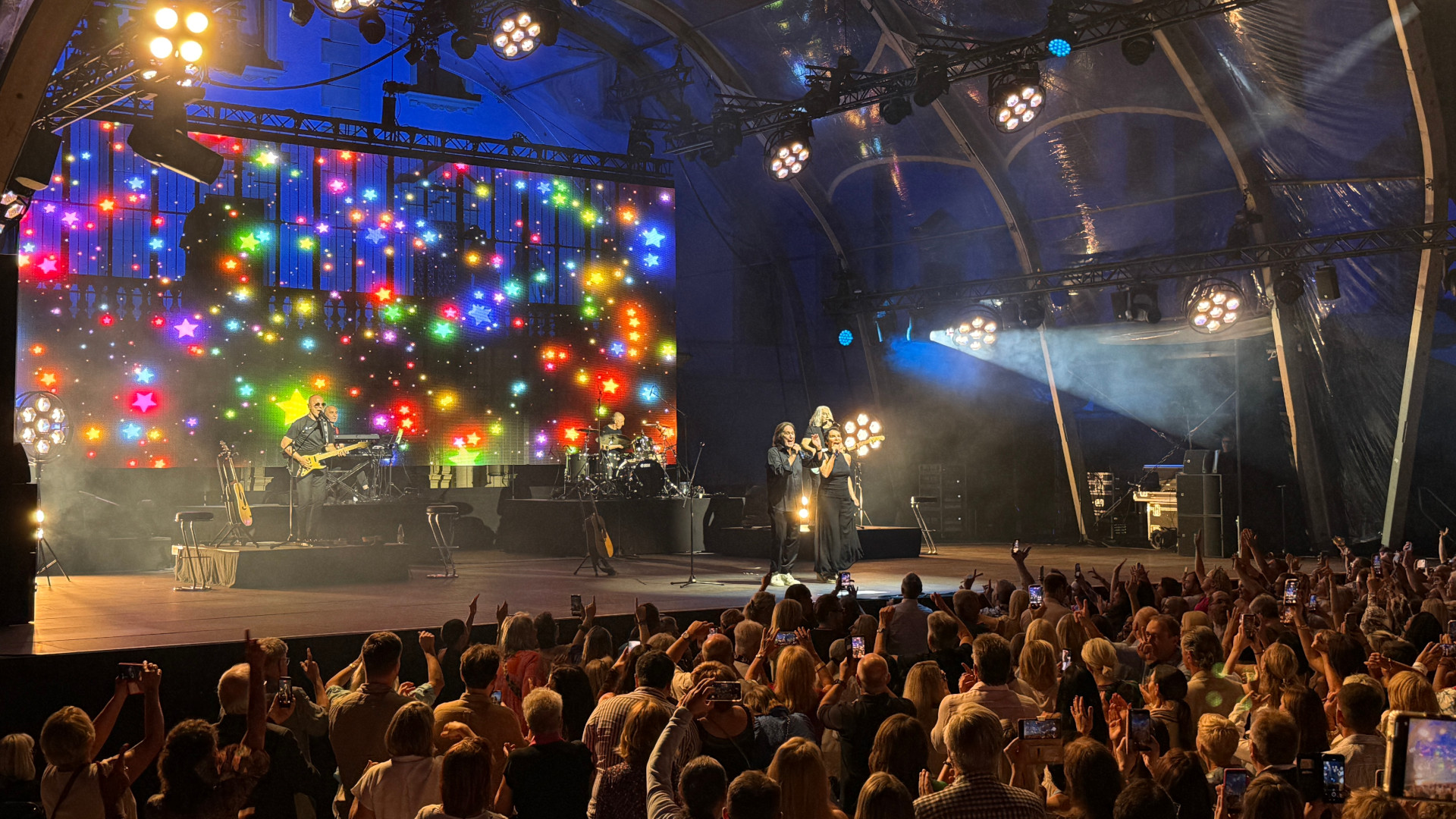 Ricchi-e-Poveri-verwandeln-den-Schlosshof-in-eine-italienische-Sommernacht