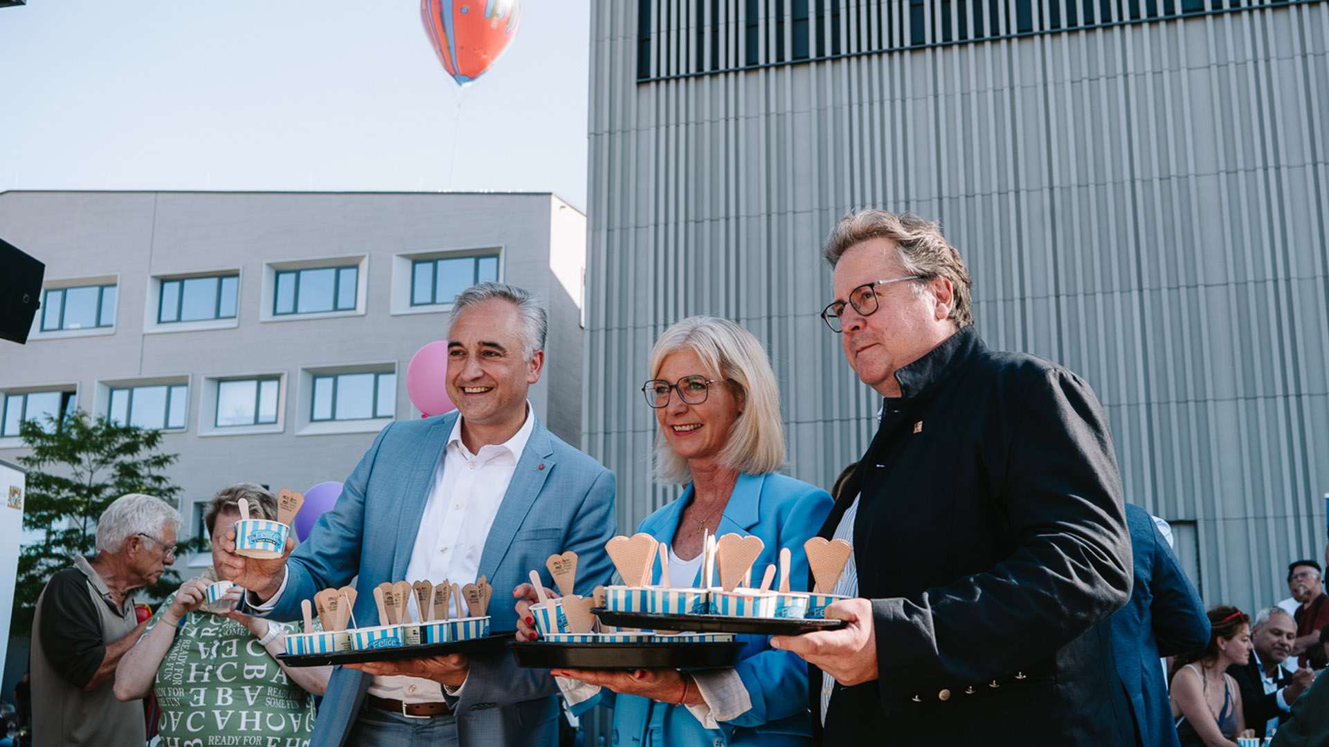 -ber-11-000-Besucher-beim-Fest-der-Demokratie-in-Regensburg