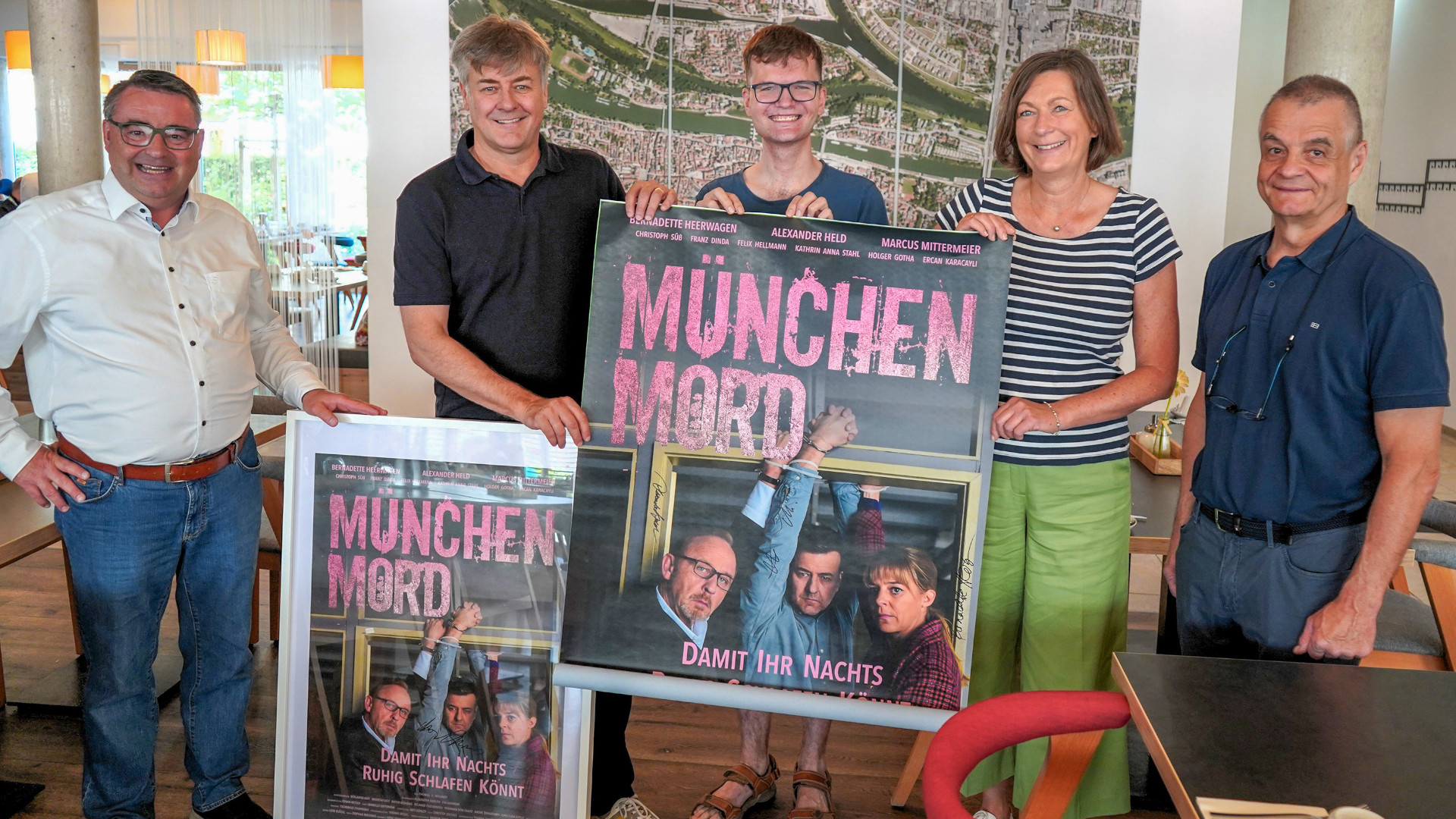 Foto (v.l.n.r.): Martin Steinkirchner (Geschäftsführer INCLUDiO), Marcus Mittermeier, Julian Hamberger, Helga Butendeich (Hotelleitung INCLUDiO), Martin Wunnike
