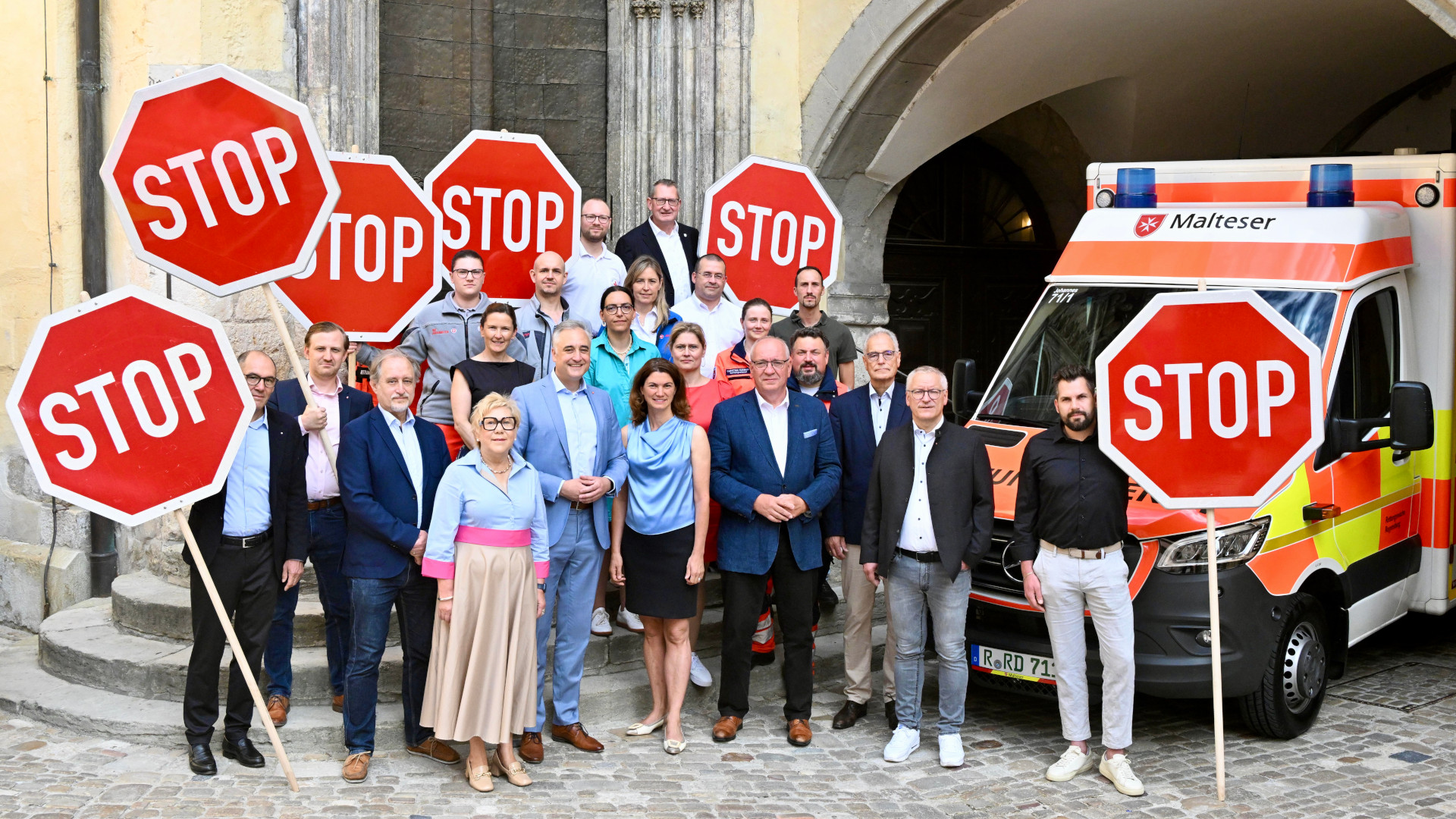 Mit einer gemeinsamen Protestaktion in der Regensburger Altstadt haben die Kliniken aus Stadt und Landkreis Regensburg mit Vertretern der Rettungsdienste sowie Landrätin Tanja Schweiger (vordere Reihe, Mitte), Bezirkstagspräsident Franz Löffler (rechts daneben) und dem Oberbürgermeister der Stadt Regensburg, Dr. Thomas Burger (links daneben), am 7. Juli ein deutliches Zeichen gegen das geplante GKV-Sparpaket der Bundesregierung gesetzt.