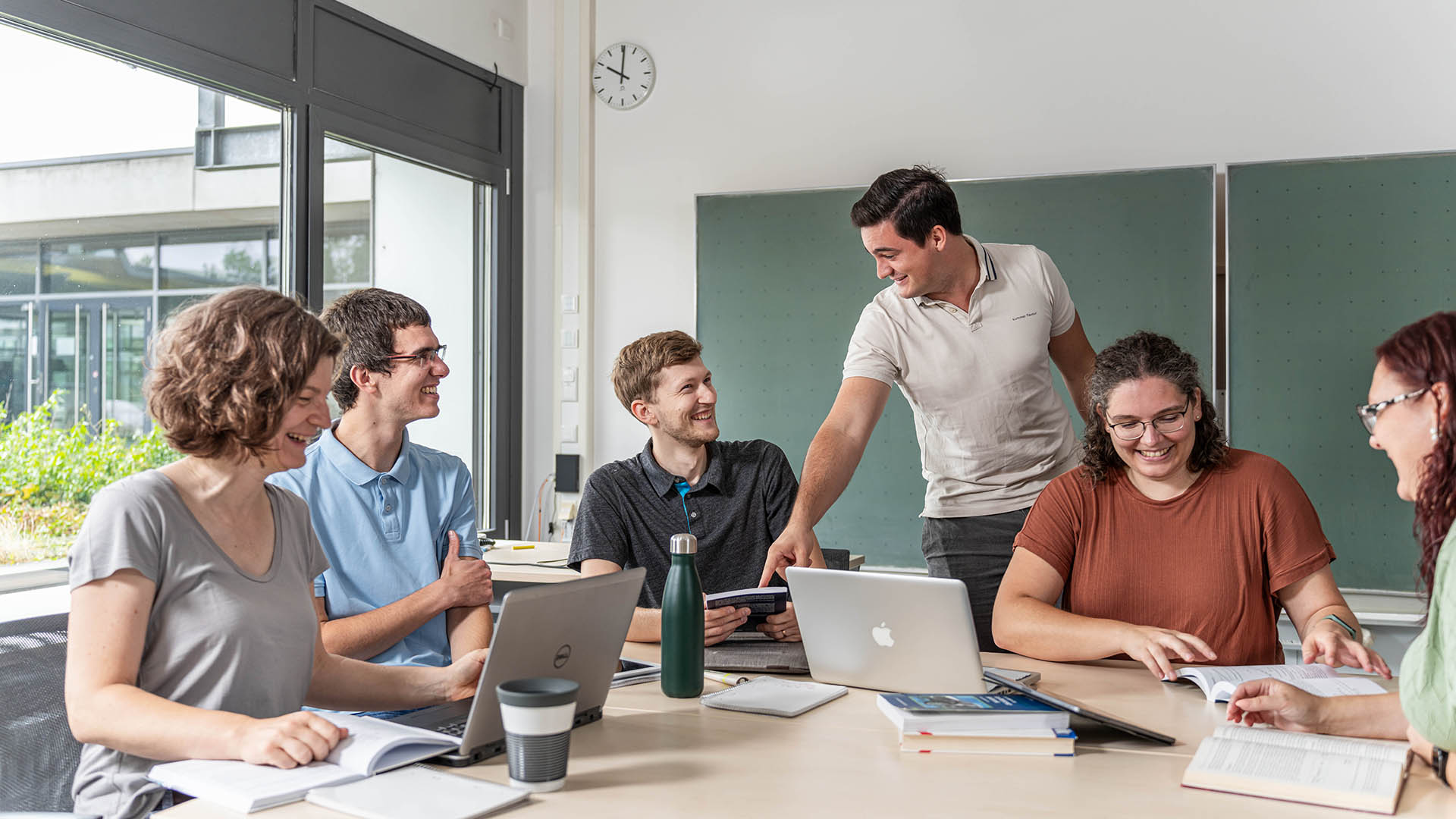 Weiterbildung: Menschen arbeiten gemeinsam in einem Raum