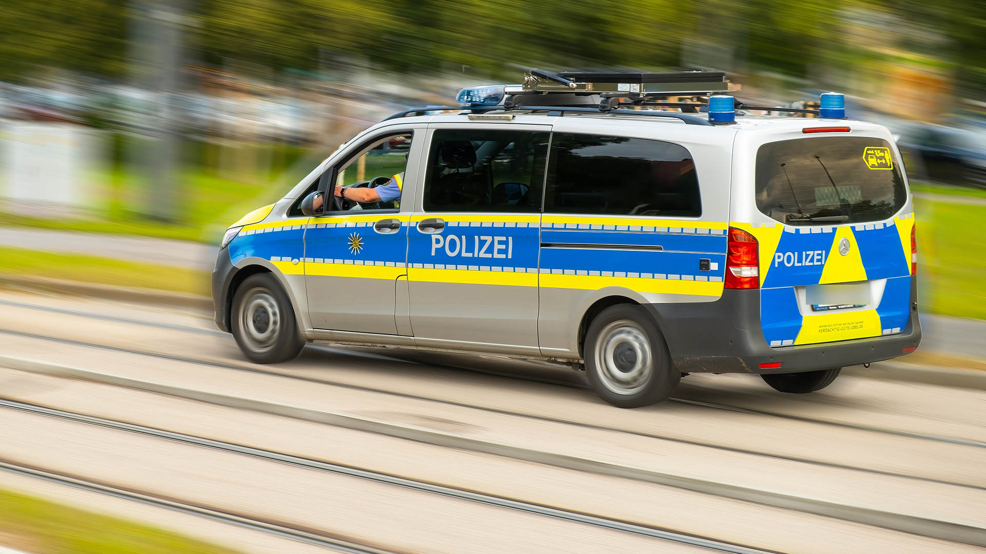 Streifenwagen der Polizei während der Fahrt