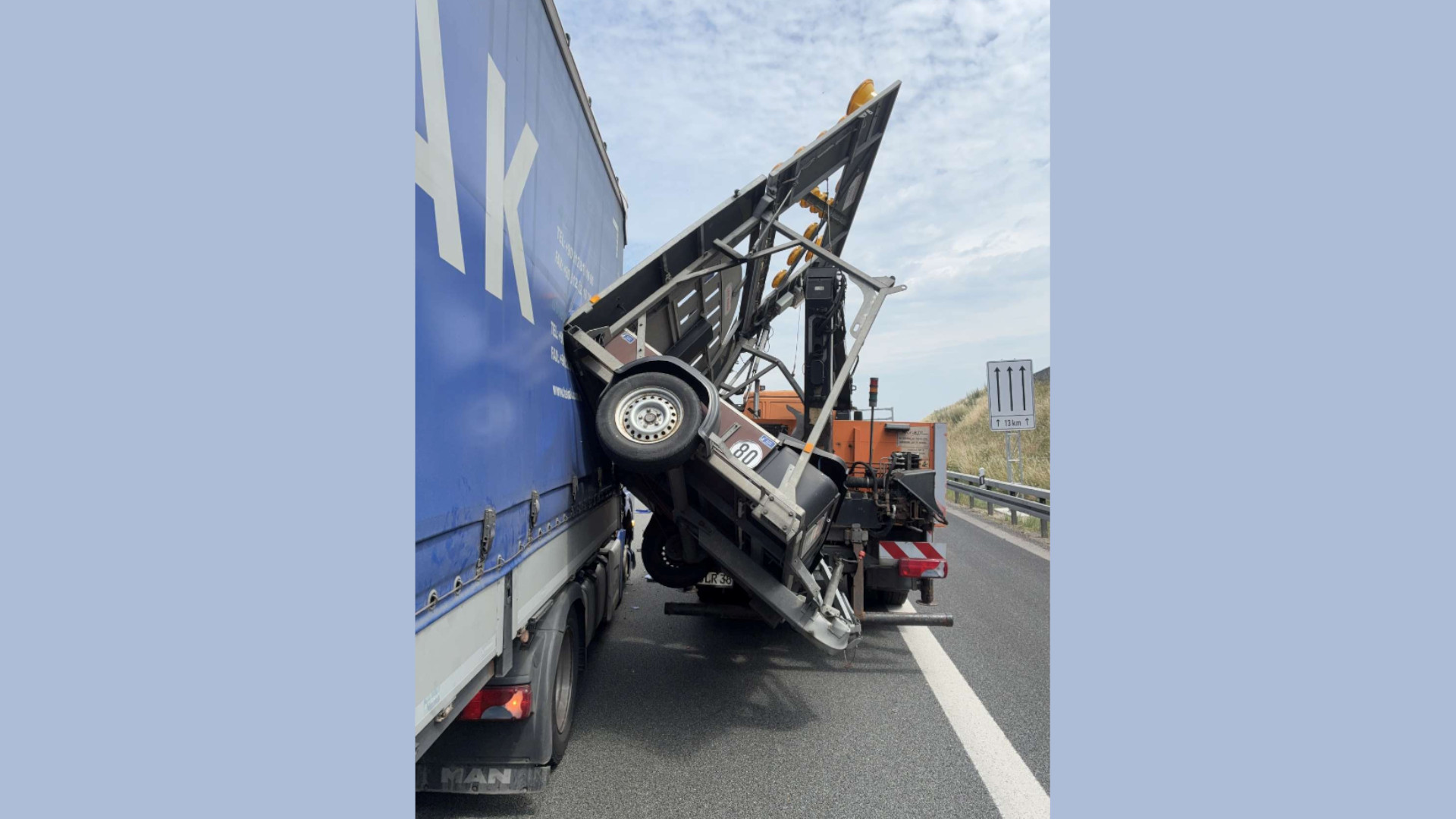 Lkw kracht in Anhänger auf der A3