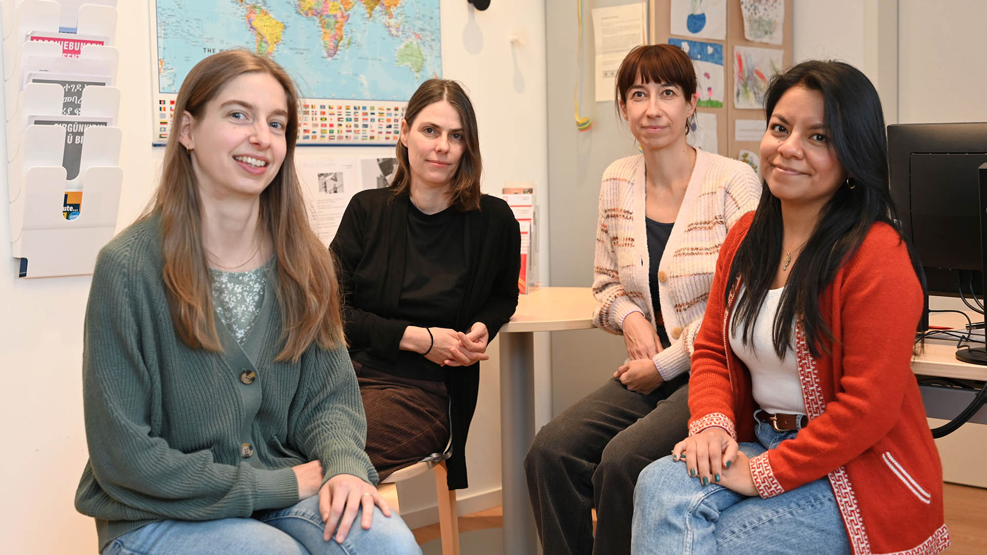 Referatsleiterin Nika Krausnick (2.v.li.), Leiterin des Referats Migration und Integration bei der Caritas Regensburg, mit Beraterinnen der Migrationsberatung für erwachsene Zugewanderte (MBE)