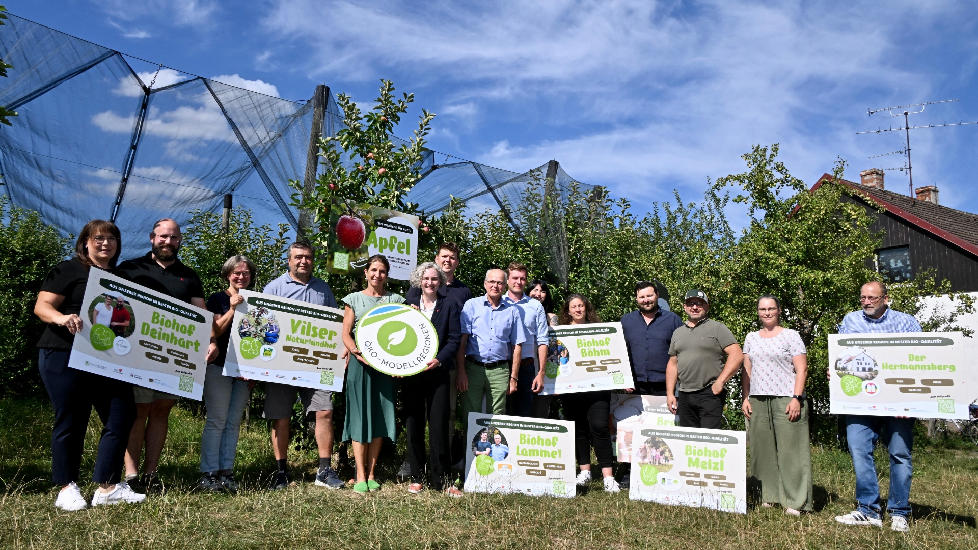 Im Rahmen einer gemeinsamen Veranstaltung wurden die Acker- und Hofschilder an die Bio-Betriebe aus Stadt und Landkreis Regensburg übergeben.