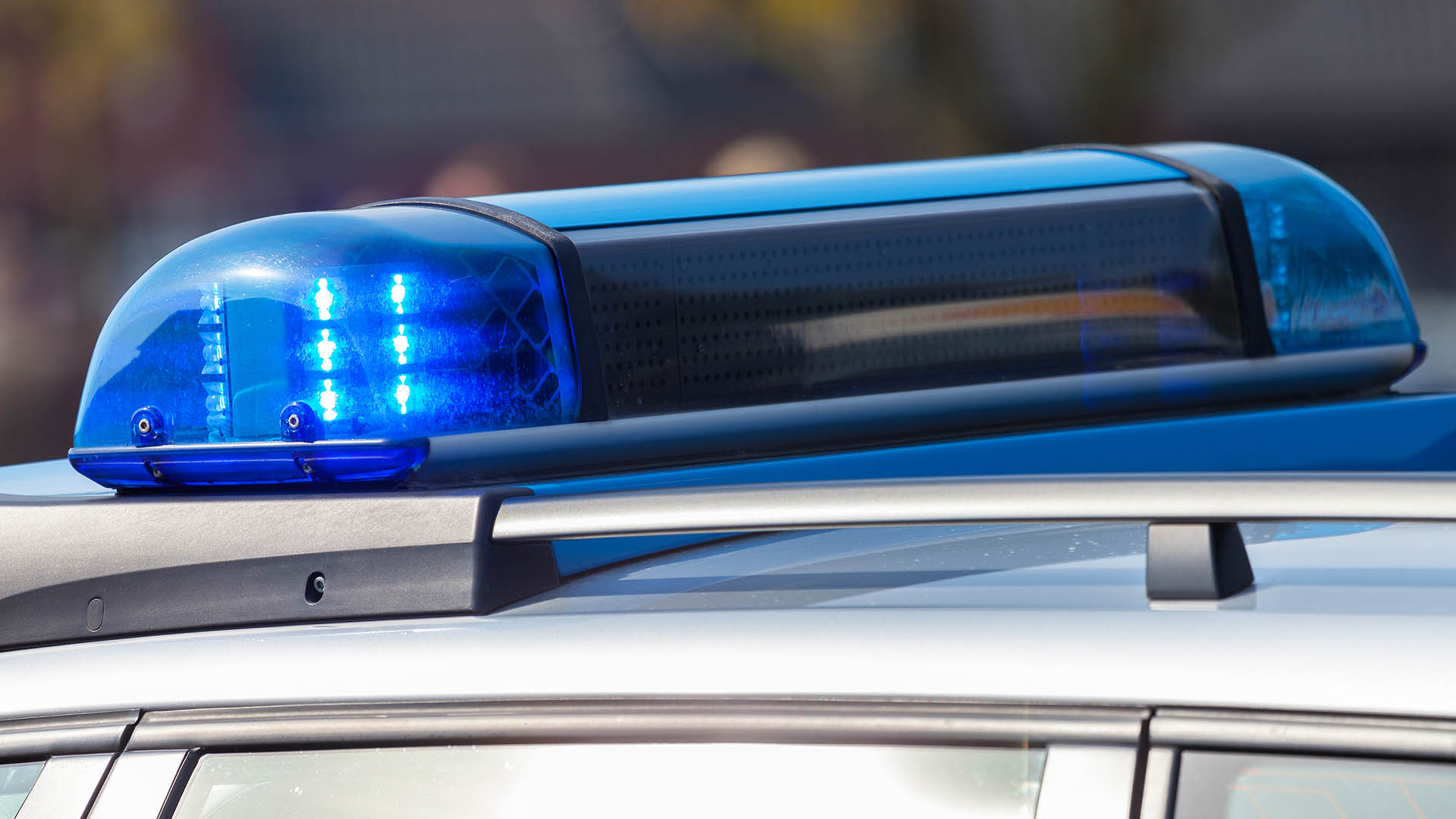 T-ter-brechen-in-Grundschule-ein-und-stehlen-Tresor-Zeugen-gesucht