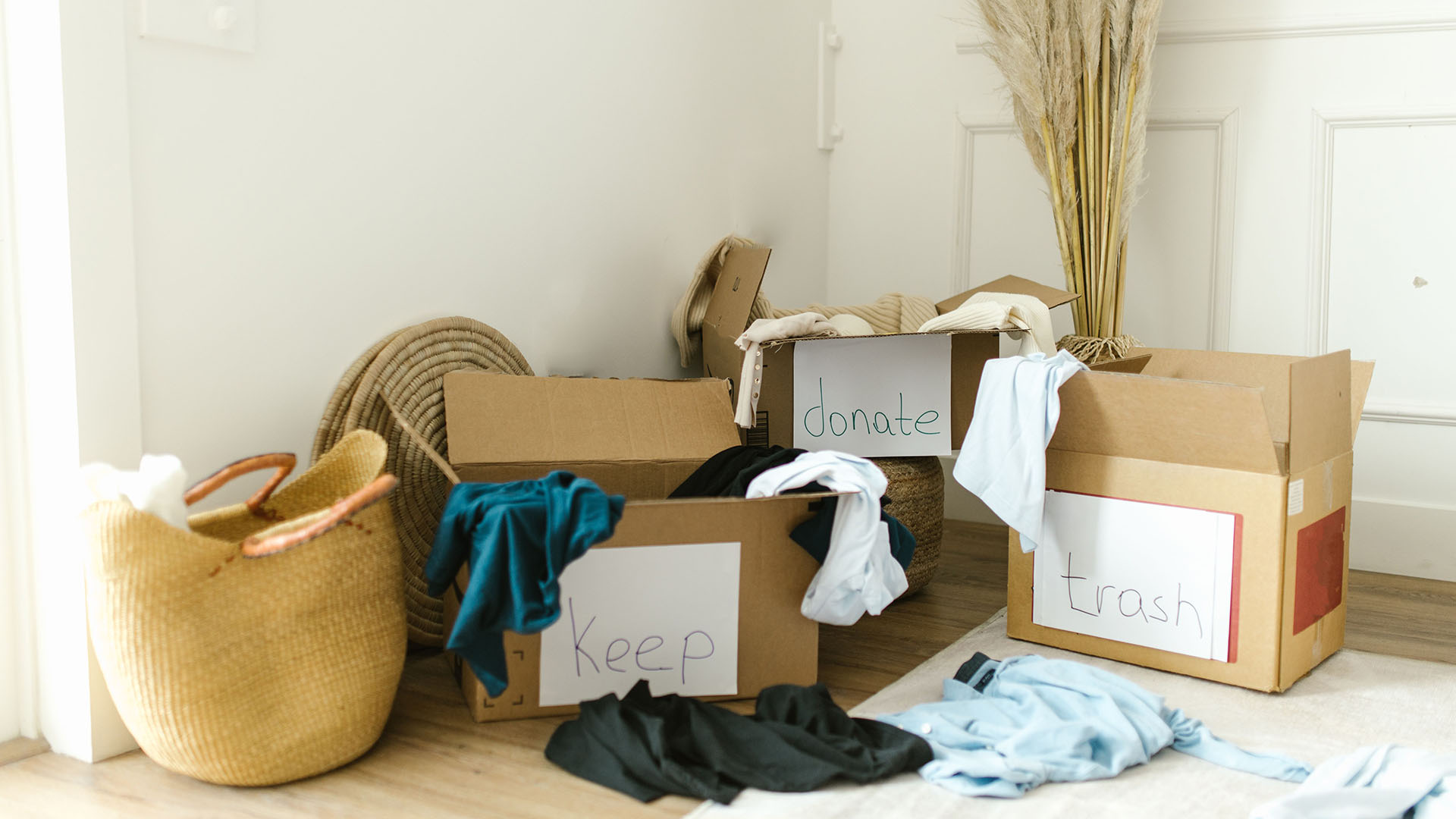 Entrümpelung: Verschiedene Kartons mit den Aufschriften "keep", "donate" und "trash".