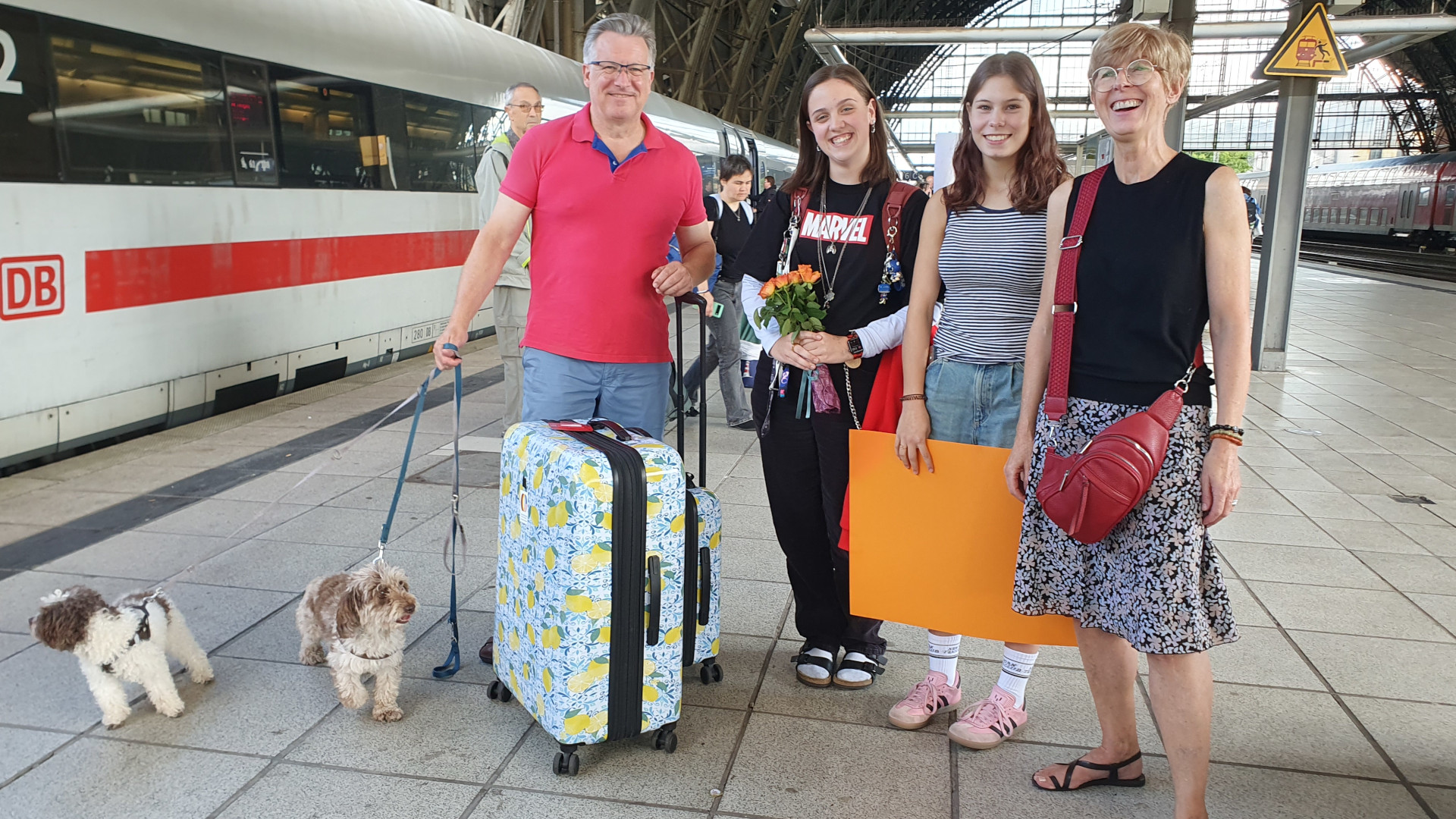 Eine Gastfamilie am Bahnhof