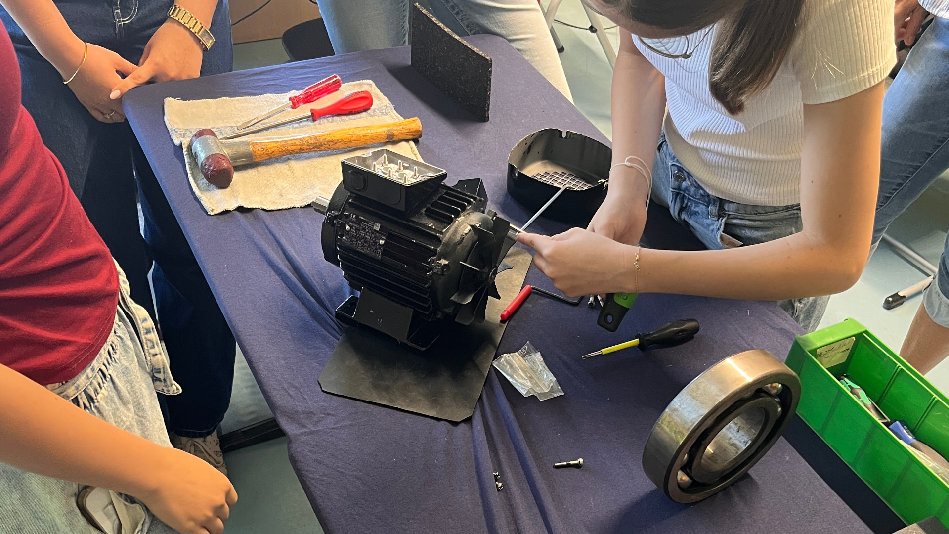 Auch wie Elektromotoren fachgerecht repariert werden, lernten die Schülerinnen der Realschule Neutraubling im Rahmen des Parcours