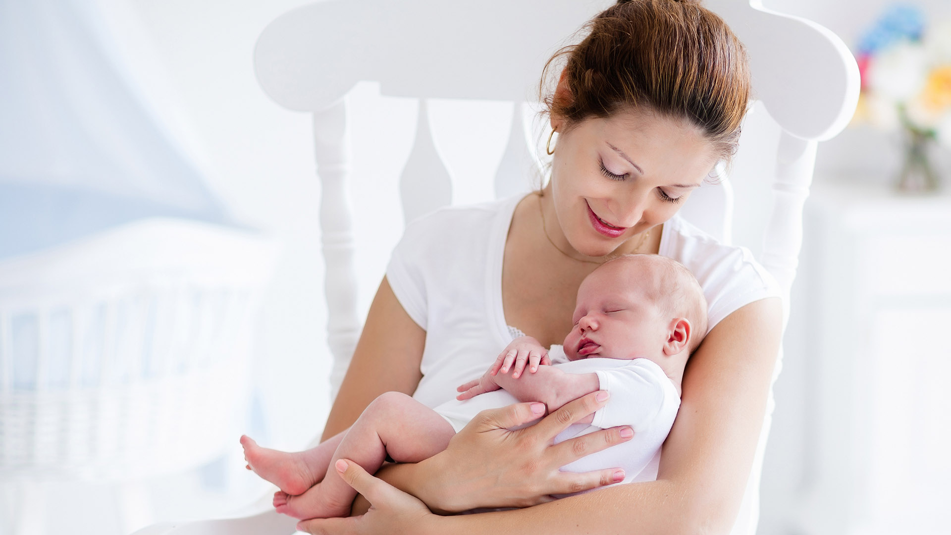 Junge Mutter mit Baby auf dem Arm