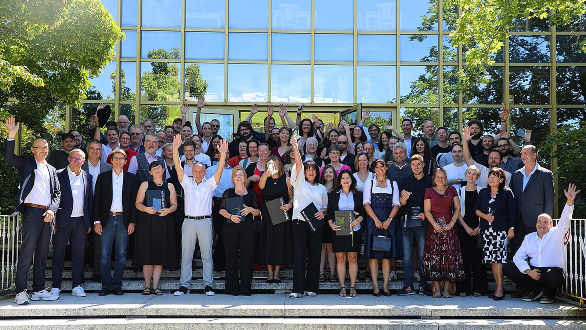 Absolventen der Eckert Schulen Regenstauf beim Gemeinschaftsfoto zum Semesterabschluss