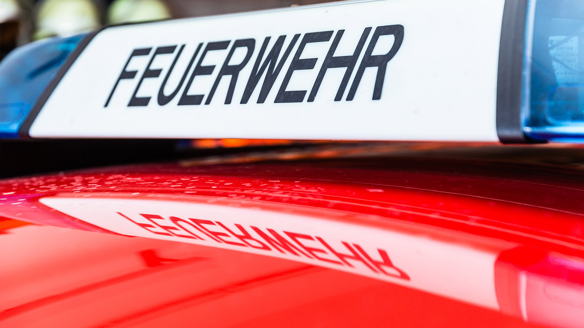 Nahaufnahme des Schriftzugs "Feuerwehr" auf Einsatzfahrzeug