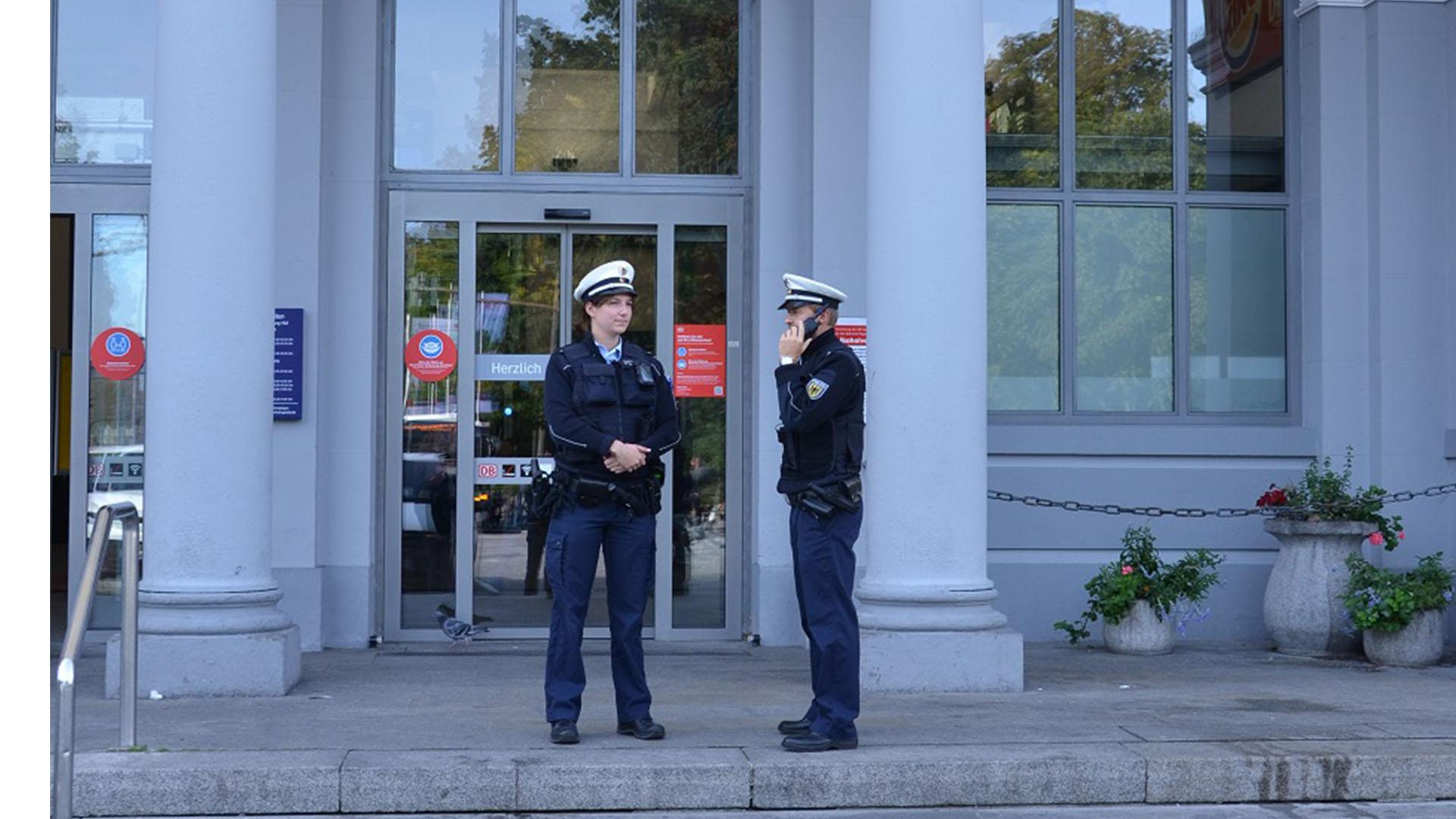Symbolfoto: Zwei Beamte der Bundespolizei am Eingang des Regensburger Hauptbahnhofs