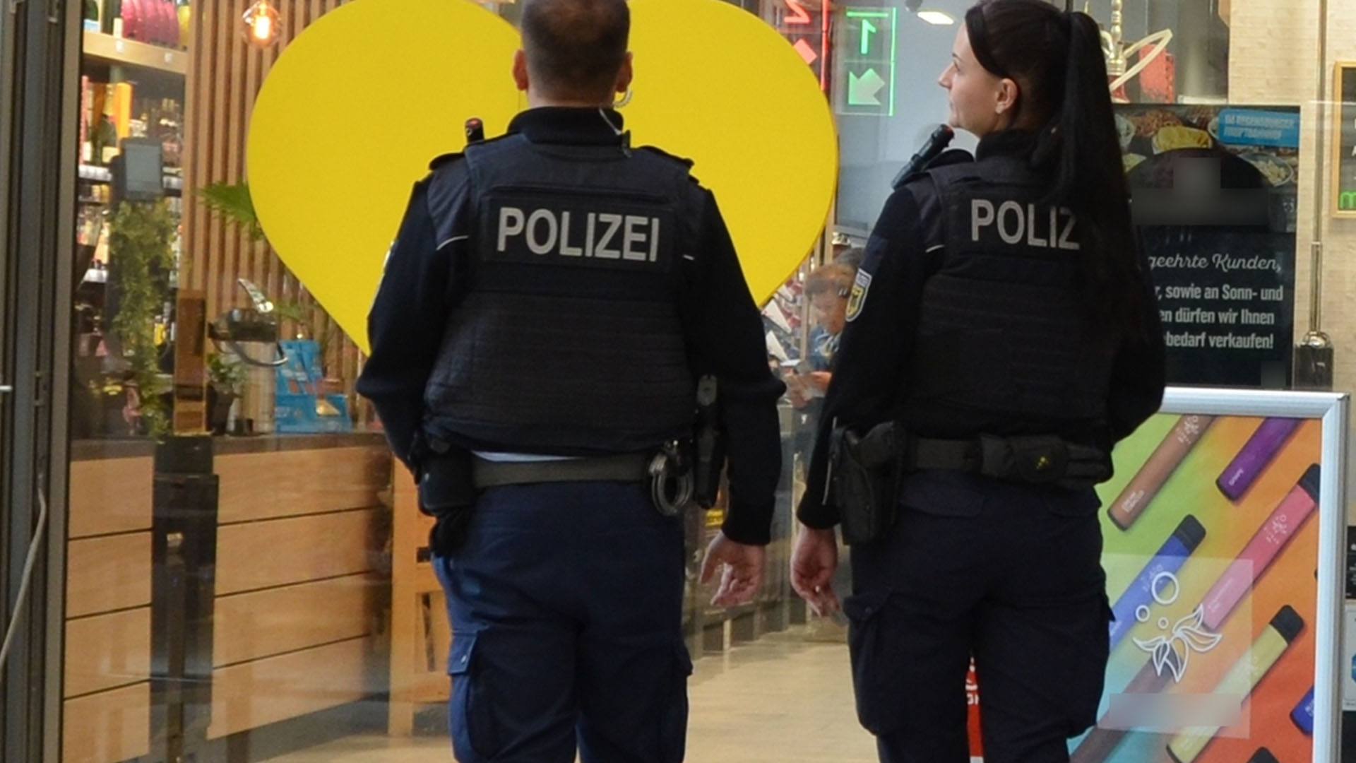 Symbolfoto: Zwei Beamte der Polizei vor dem Edeka im Hauptbahnhof Regensburg